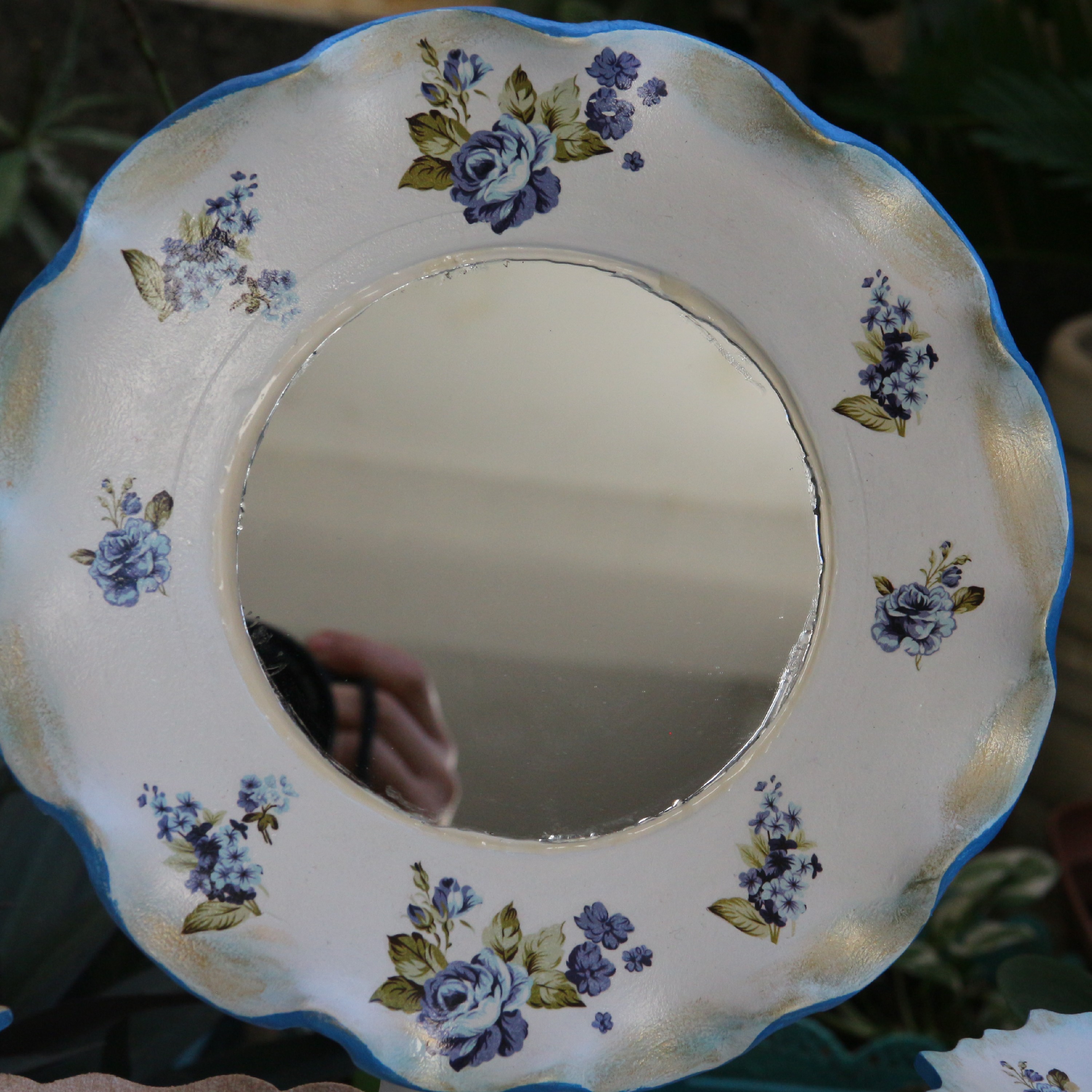 هفت سین سفالی طرح گل آبی کار شده با ترنسفر و رنگ اکرولیک و قابل شستشو با اسفنج خیس و آب سرد