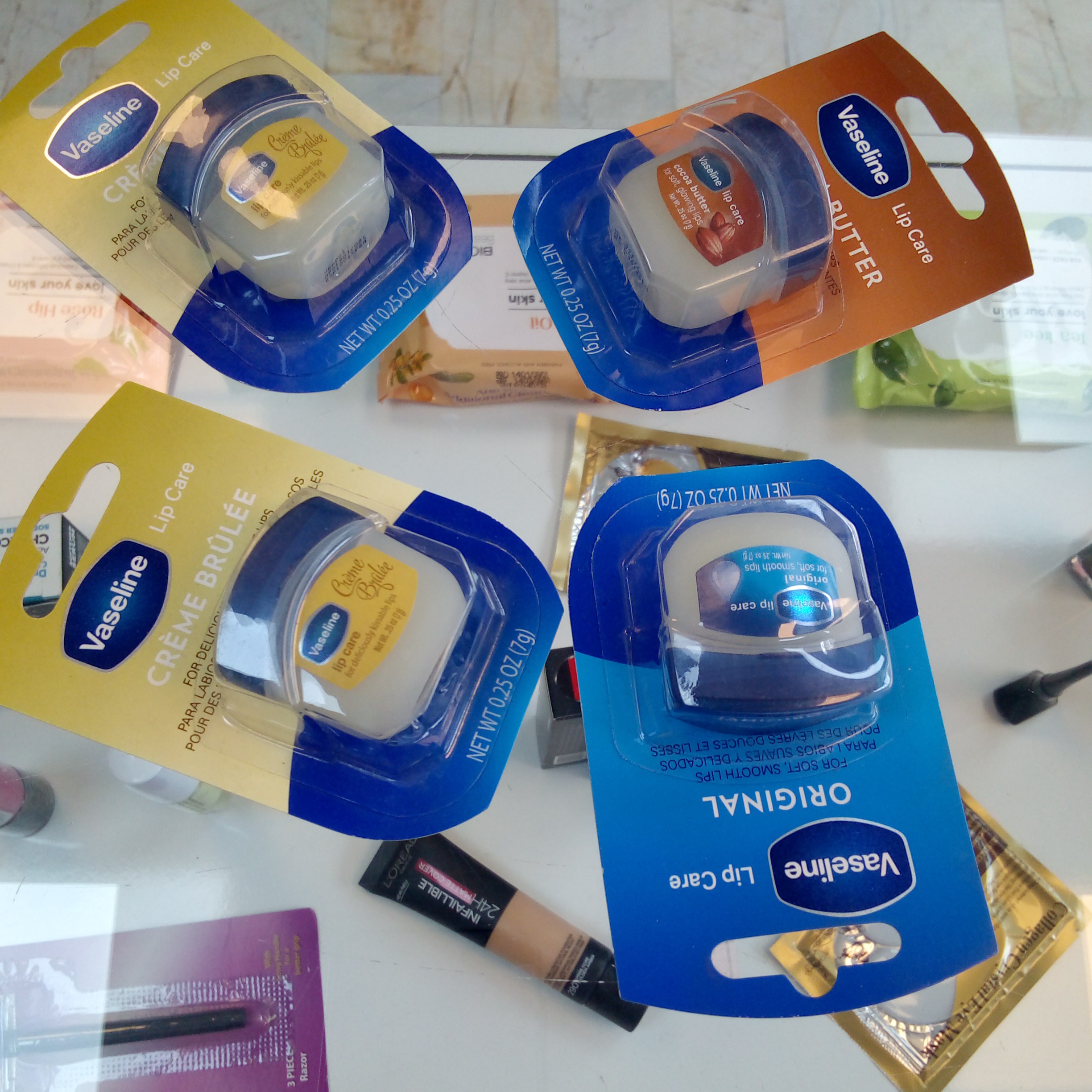 بالم لب وازلین برای آب رسانی و نرم کنندگی لب ها