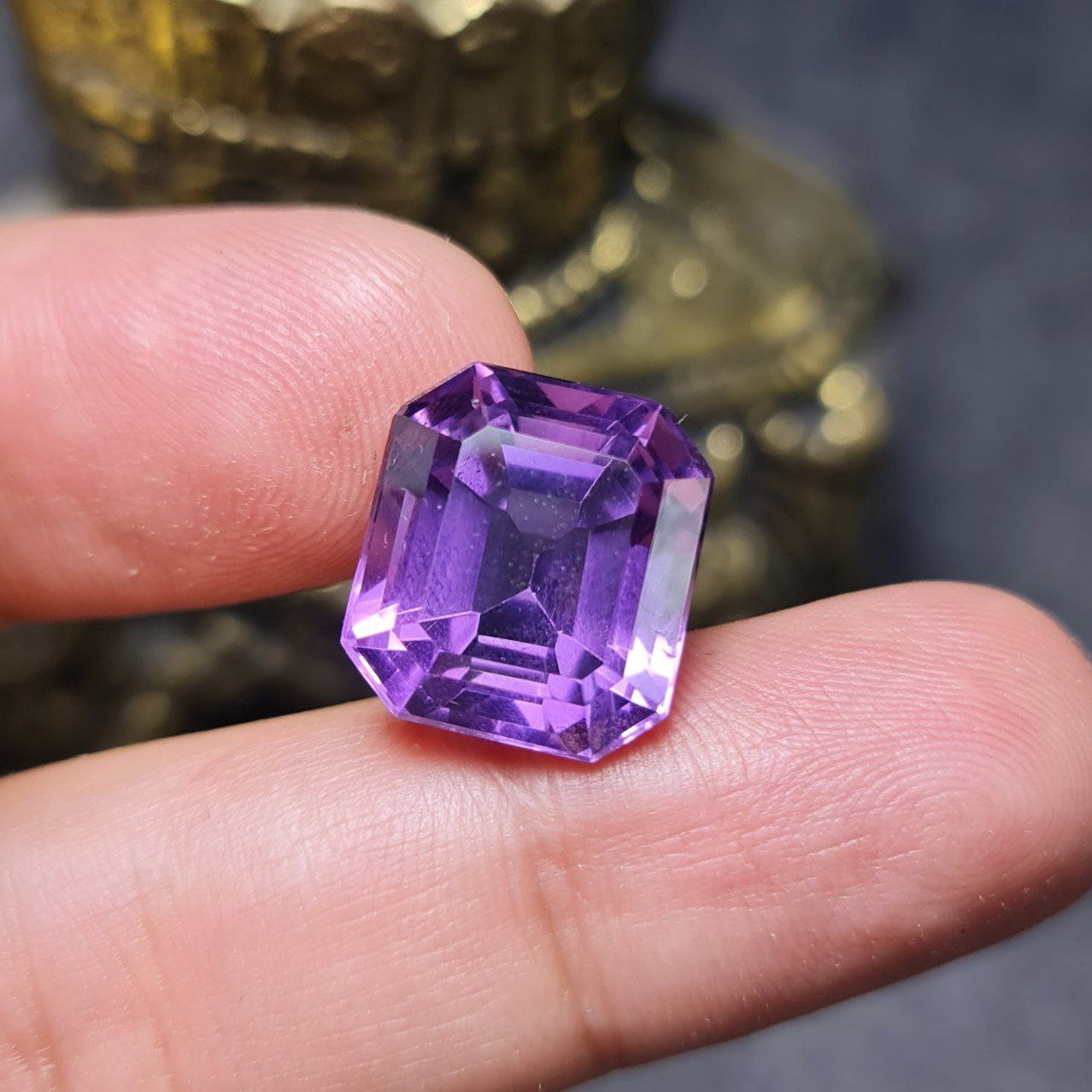  نگین فوق العاده زیبای آمیتیست پاک معدنی با تراش فوق العاده و وزن 14قیراط 

کد 28365
