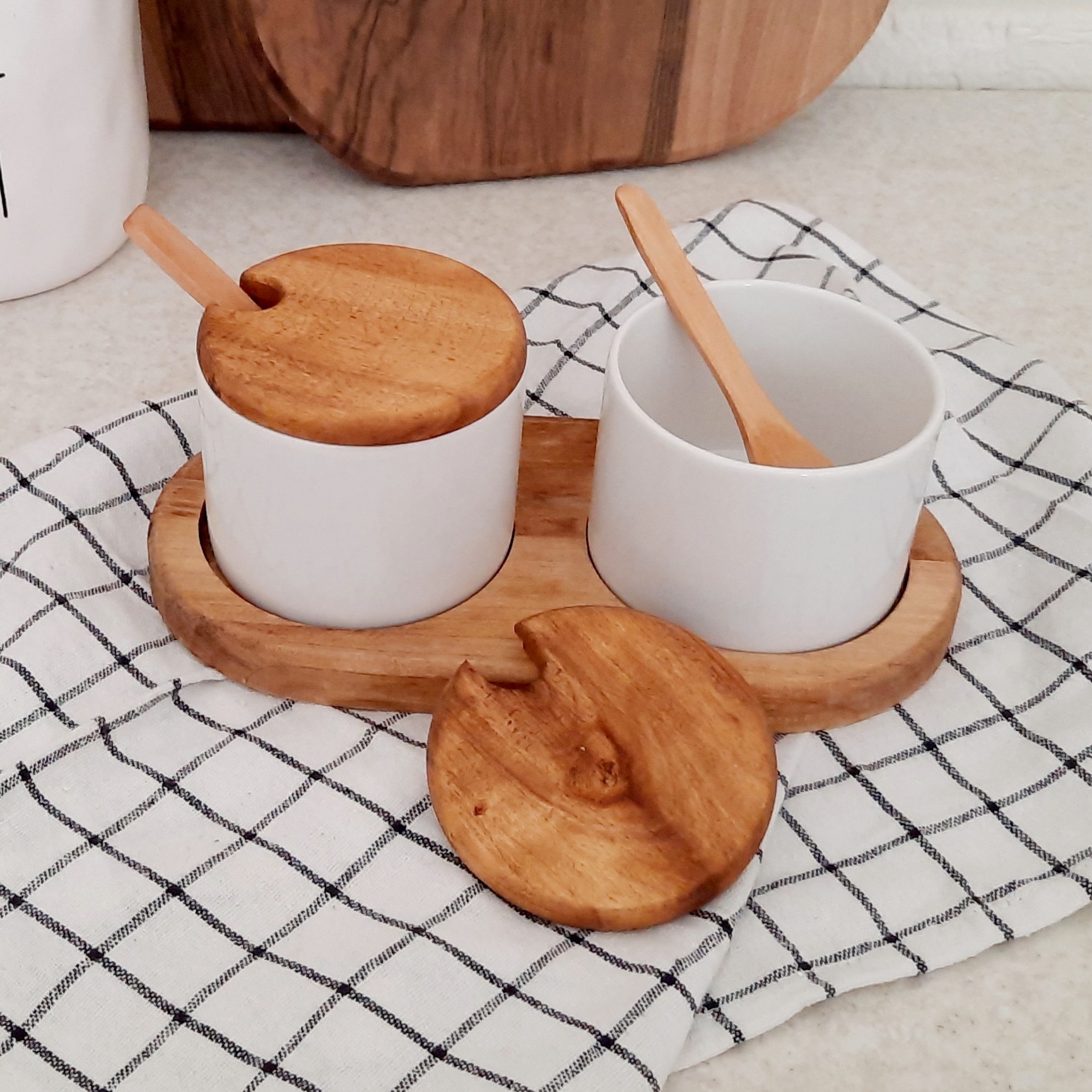 پاسماوری سرامیکی دوعددی با زیره و درب و قاشق چوبی جا ادویه دو عددی سرامیکی ست مربا و عسل خوری با زیره چوب جوینت فینگر  