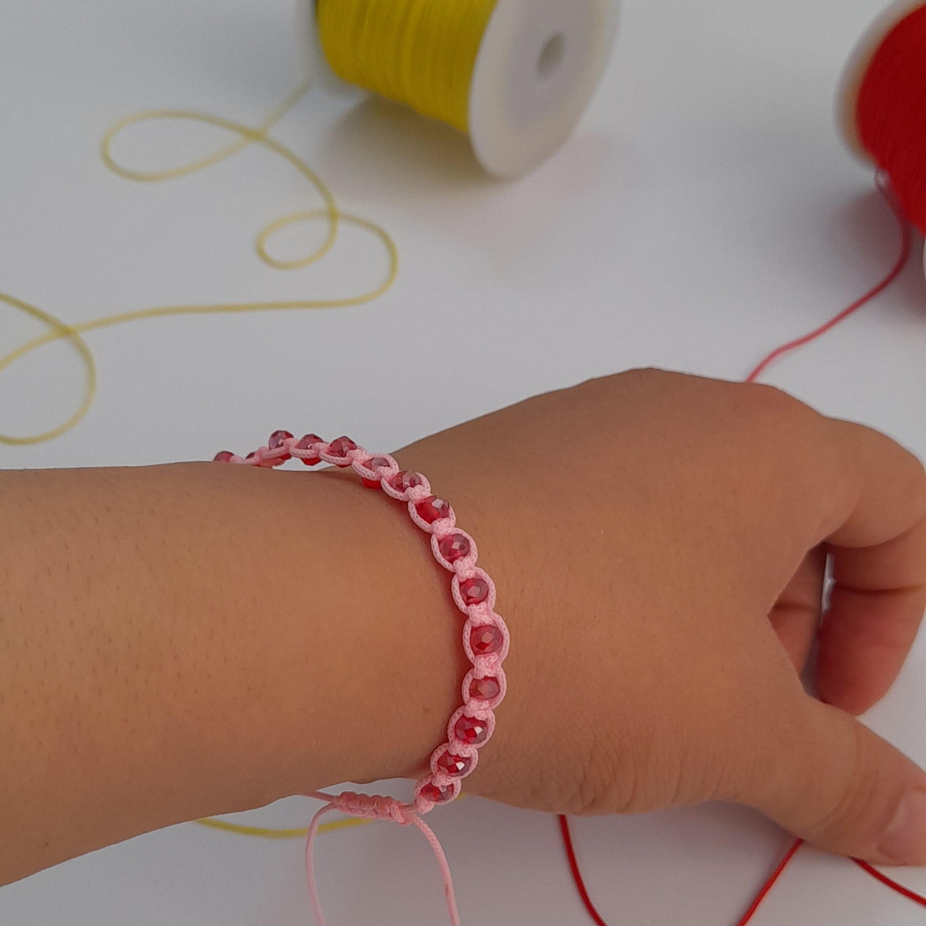 دستبند مکرومه مهره قرمز شاین دار