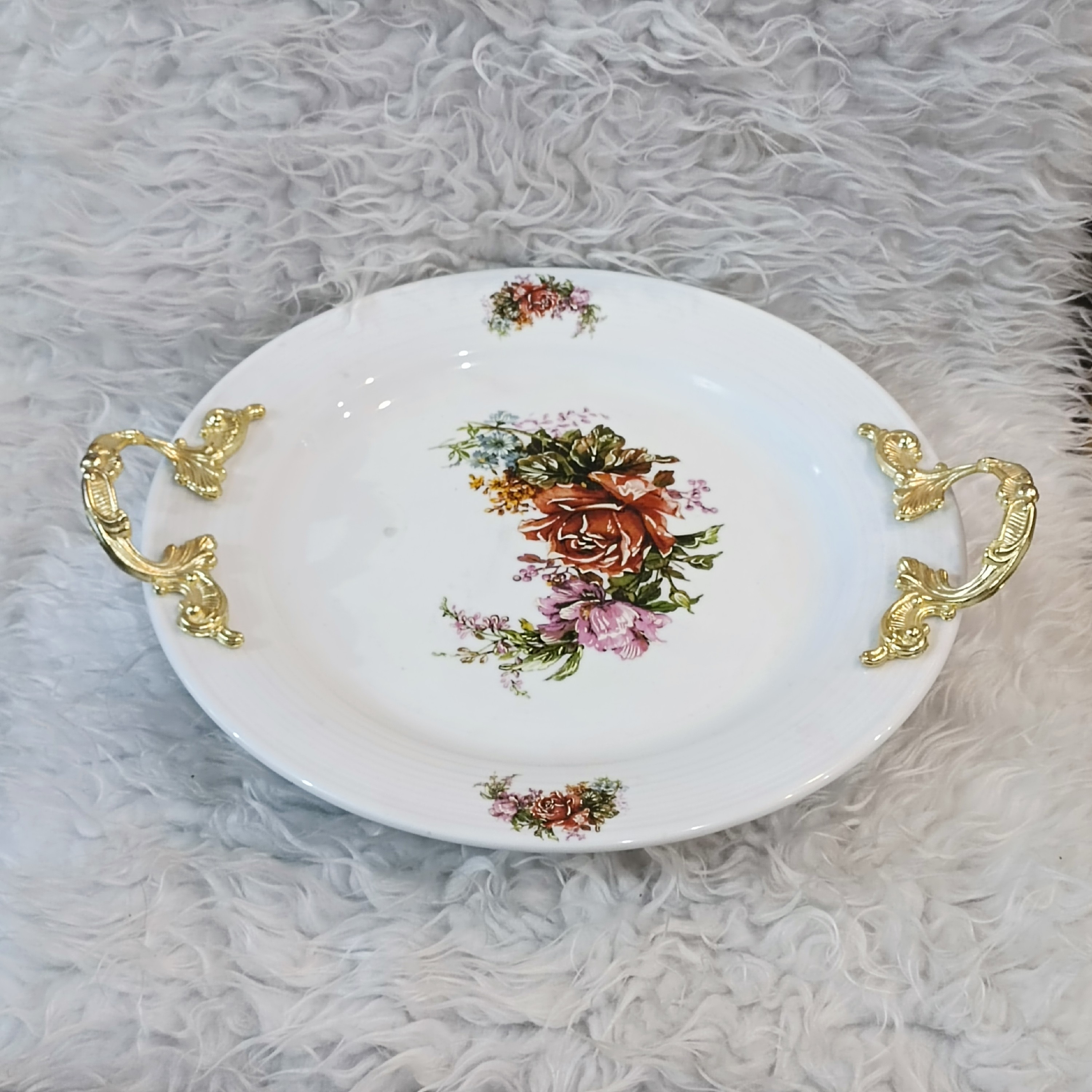 کیک خوری یا شیرینی خوری چینی با دسته و پایه فلزی طلایی رنگ ثابت