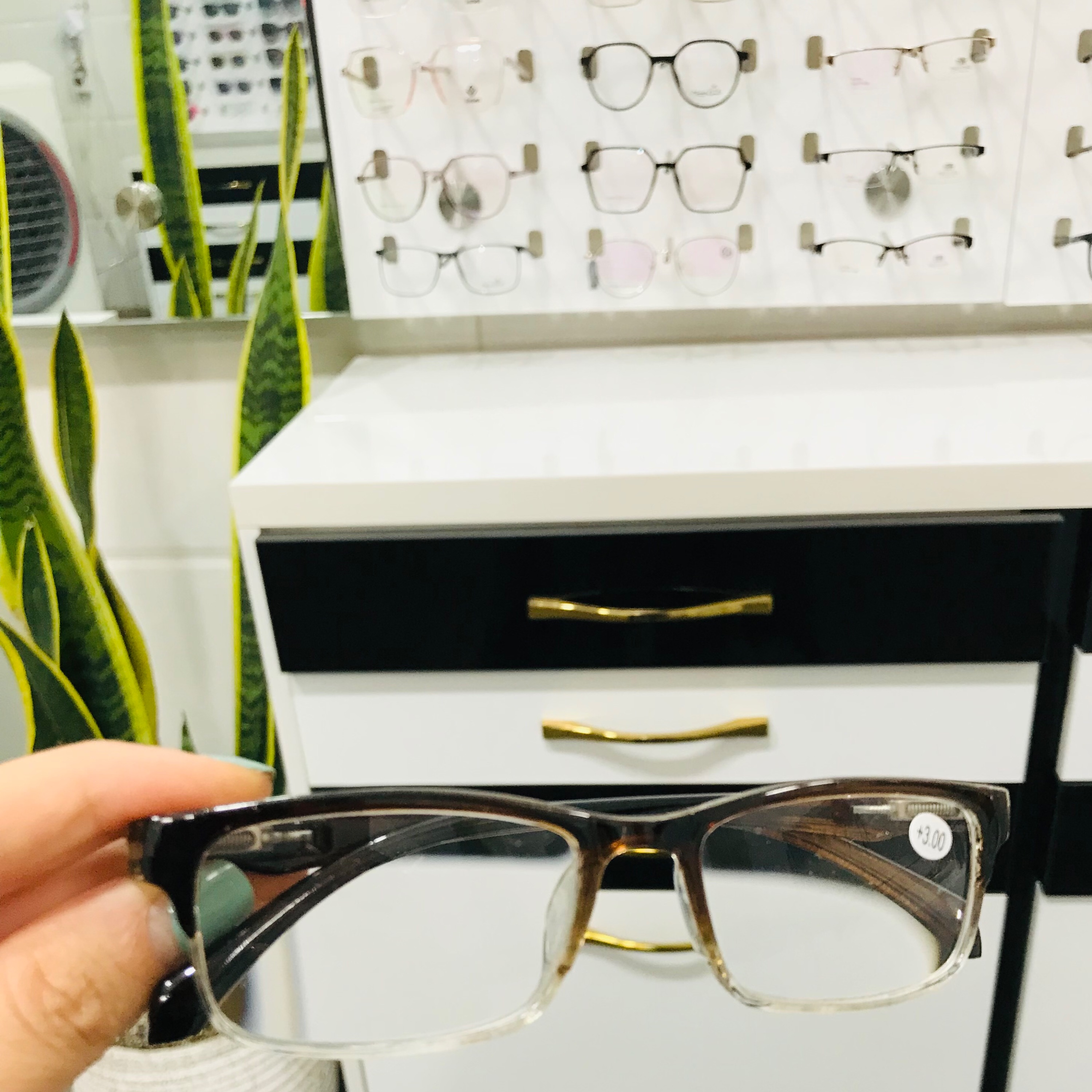 عینک نزدیکبین نمره دار دسته فنر کائوچو  فریم رنگبندی دارد