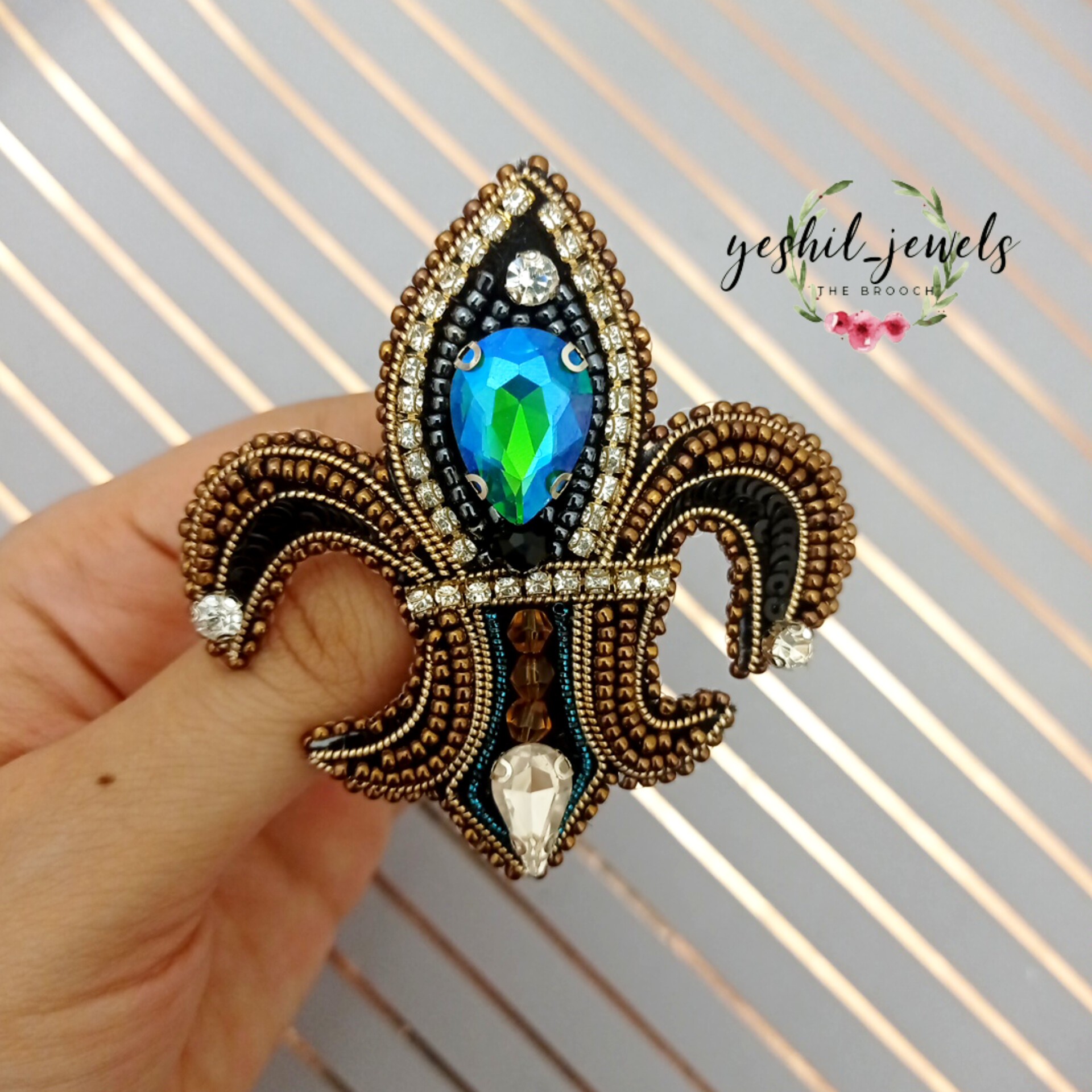 سنجاق سینه جواهر دوزی طرح زنبق سلطنتی