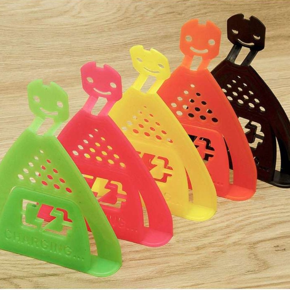 هولدر موبایل استند نگهدارنده و کابل در پریز برق