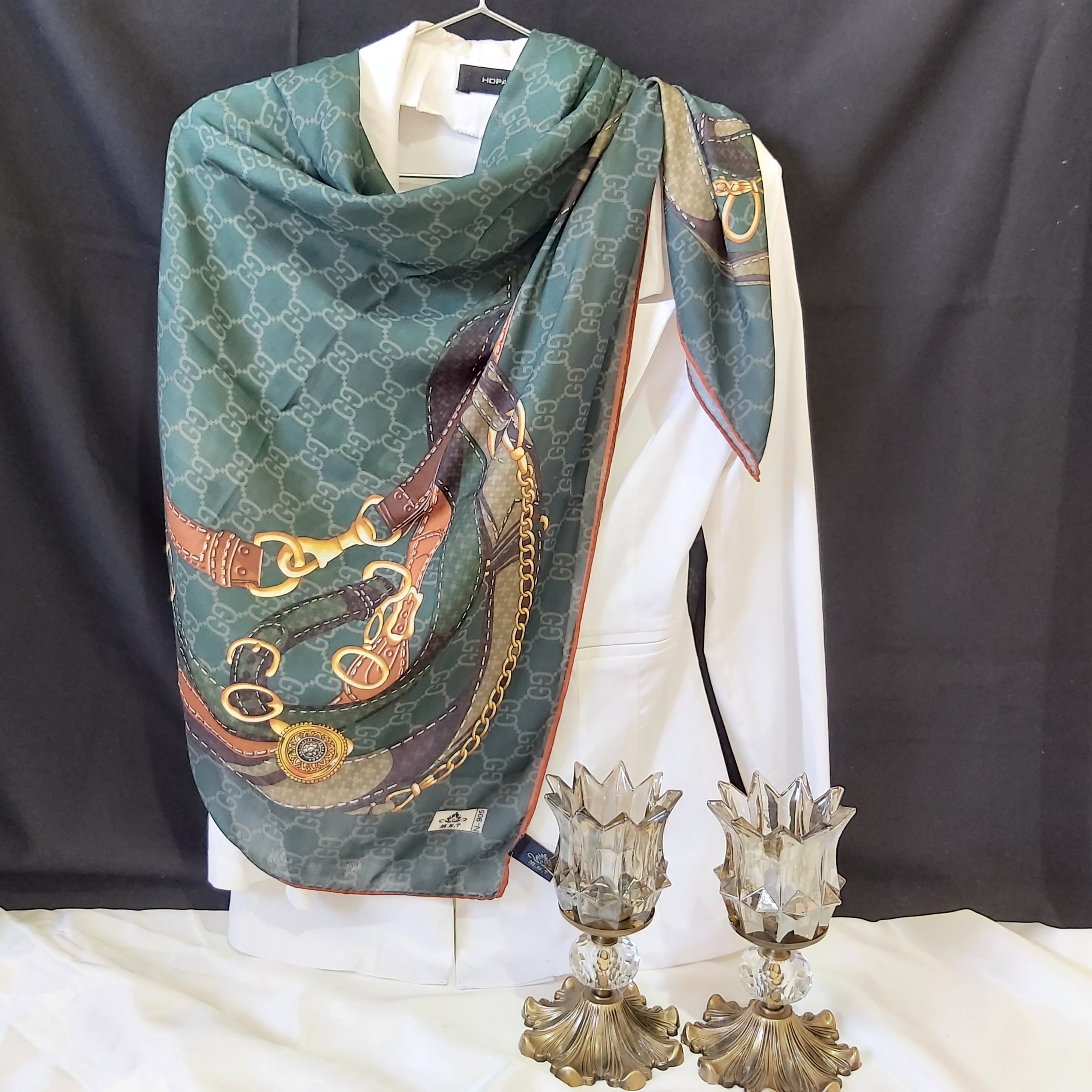ردسری نخی مجلسی دور دست دوز (با دوختی بسیار ظریف)وارداتی قواره 140،سبک و لطیف بادایستایی عالی.اصلا اصلا لیز نیست.
