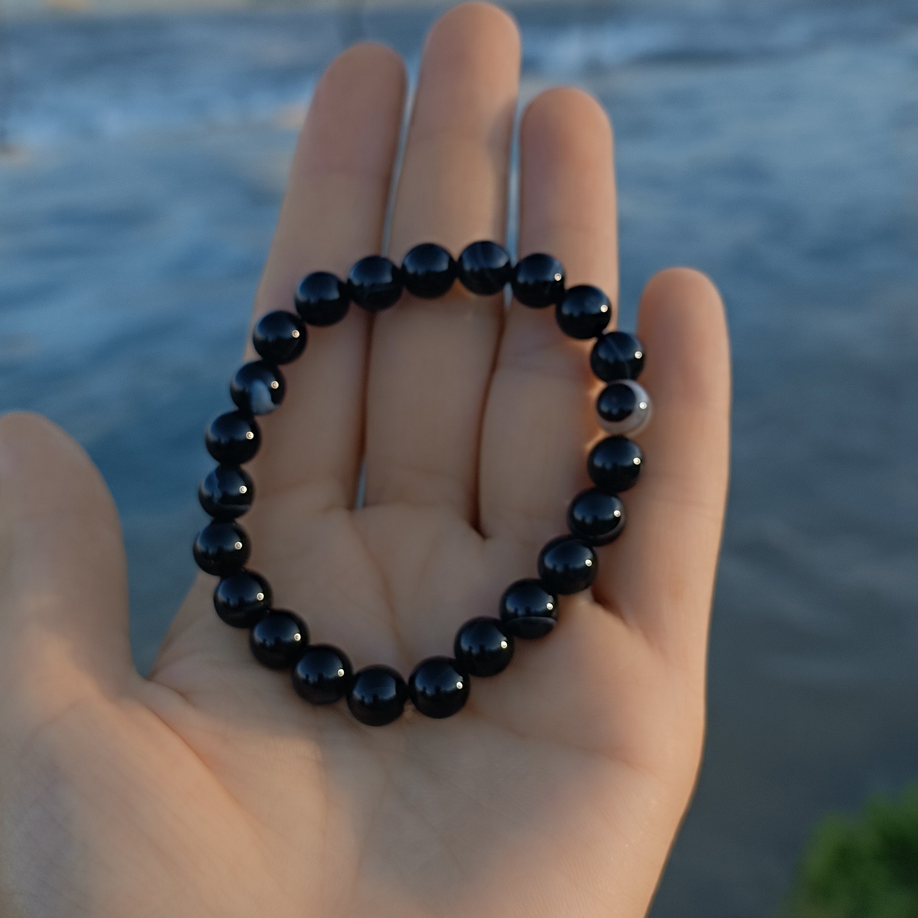 دستبند سنگ اصل عقیق سیاه با کیفیت درجه یک و گره کشویی قابل تنظیم و امکان تبدیل به بند کشی در صورت تمایل شما 
