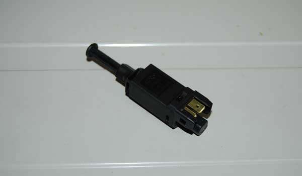 سوئیچ پدال ترمز ام وی ام X33 و 530 چین یدک مرکزی - خرید لوازم یدکی خودروهای چینی - لوازم یدکی خودروهای کره ای - لوازم یدکی خودروهای ژاپنی - کف قیمت بازار - ارسال سریع به سراسر ایران