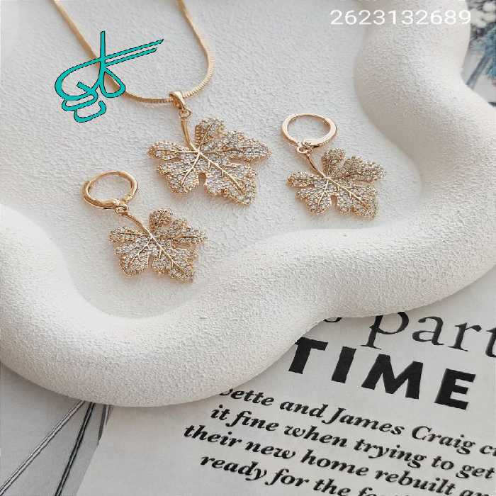 خرید نیم ست زنانه جدید طرح برگ مارک ژوپینگ نگین دار رنگ ثابت ضد حساسیت آبکاری شده کیفیت عالی همراه با زنجیر کد 1715376 - ردگل