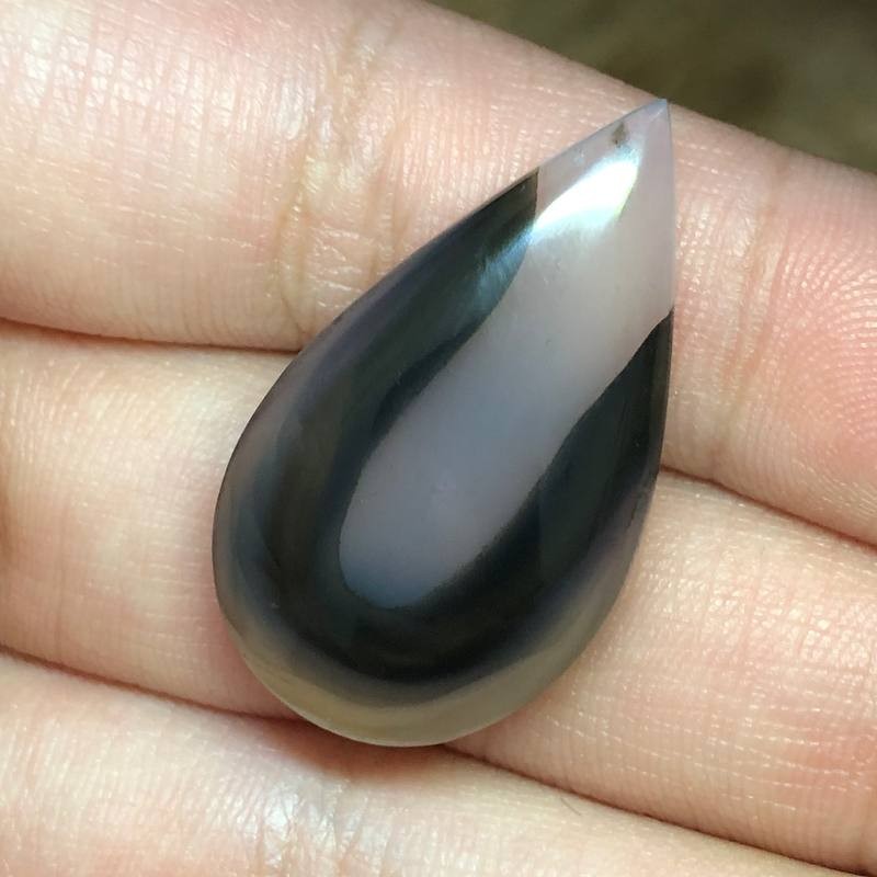 نگین عقیق سلیمانی سه بعدی رنگی با تراش فانتزی اسکی شکل بسیار خاص و زیبا کد 593