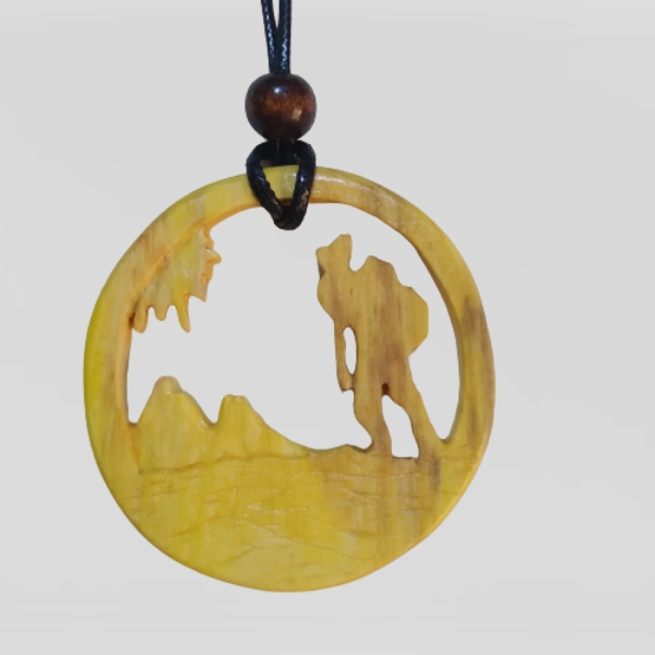 گردنبند زنانه مدل چوبی بانو کوهنورد 024