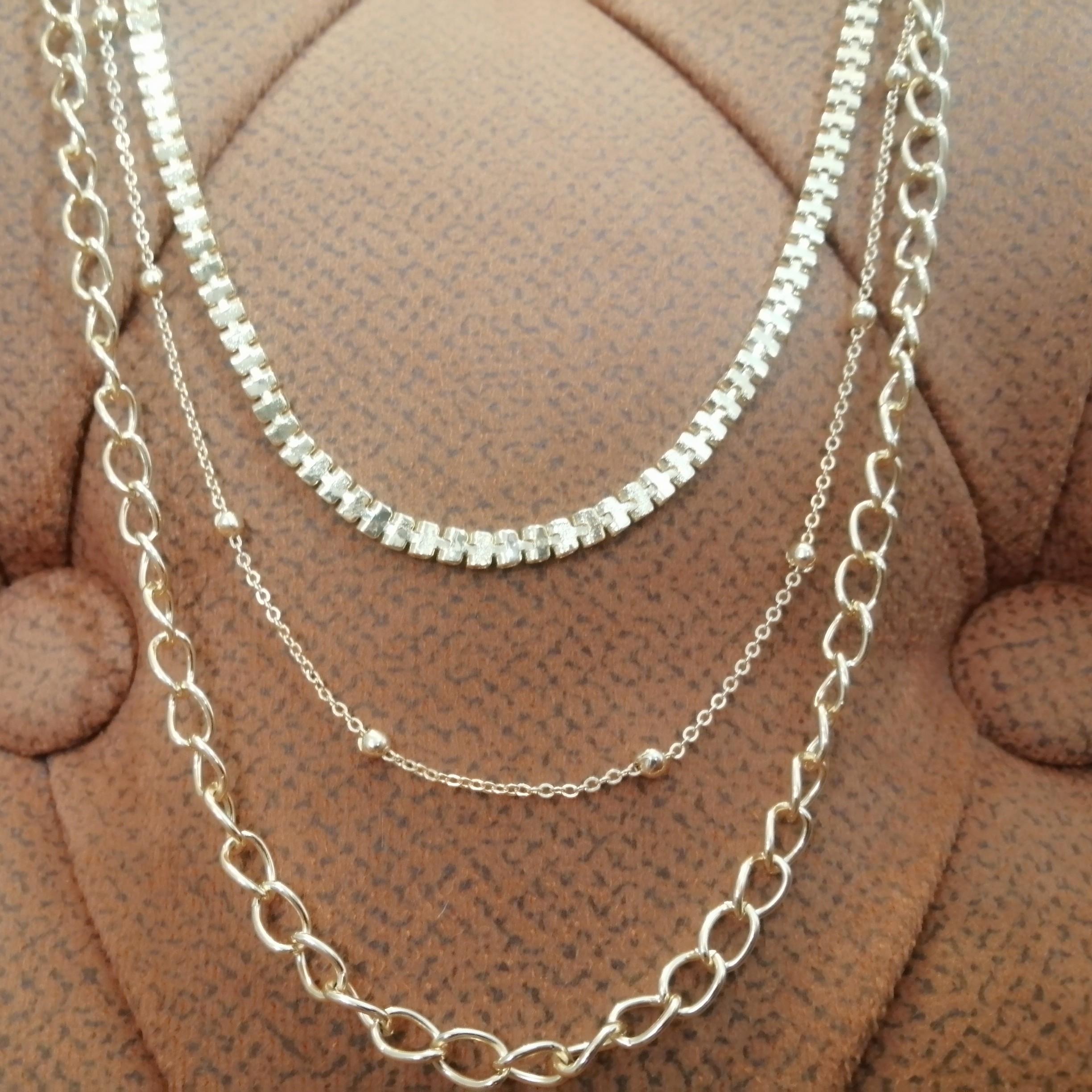 پوشاک و زیورآلات