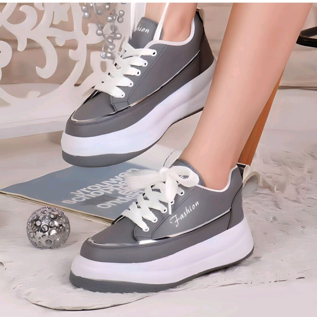 کفش ونس  زنانه و دخترانه پر طرفدار  فشن با کیفیت عالی رنگ بندی طوسی سایز بندی 37 الی 40