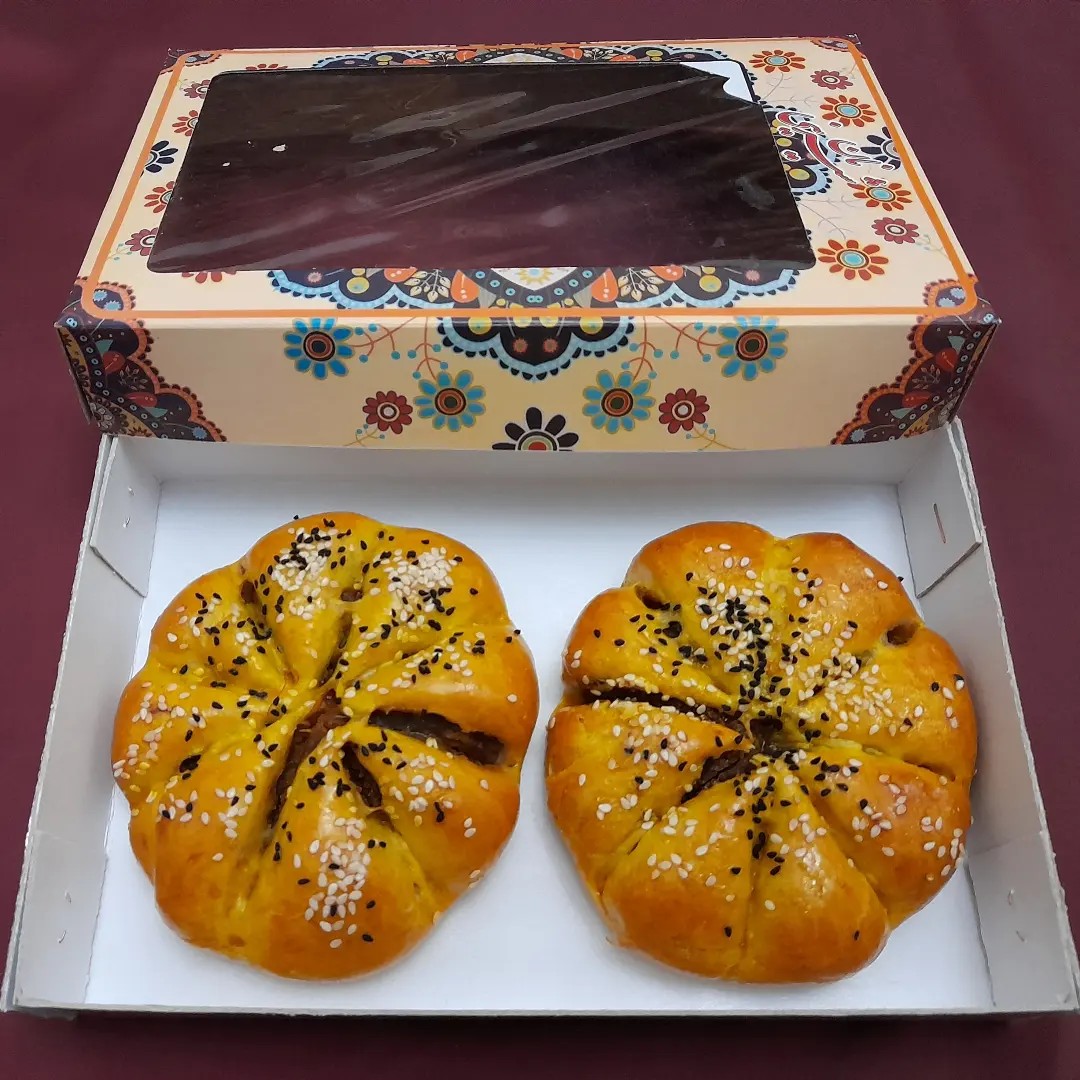 نان مغزدار حلوایی دارای مغزی حلواطرح گل 313 گرم وزن خالص تازه پخت خانگی