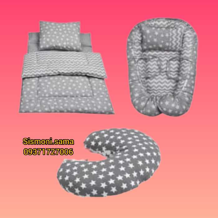 سیسمونی 6 تیکه شامل تشک مسافرتی تاشو3تیکه همراه تشک گارددار و بالش شیردهی از ملزومات سیسمونی رنگ طوسی  موجود است. 