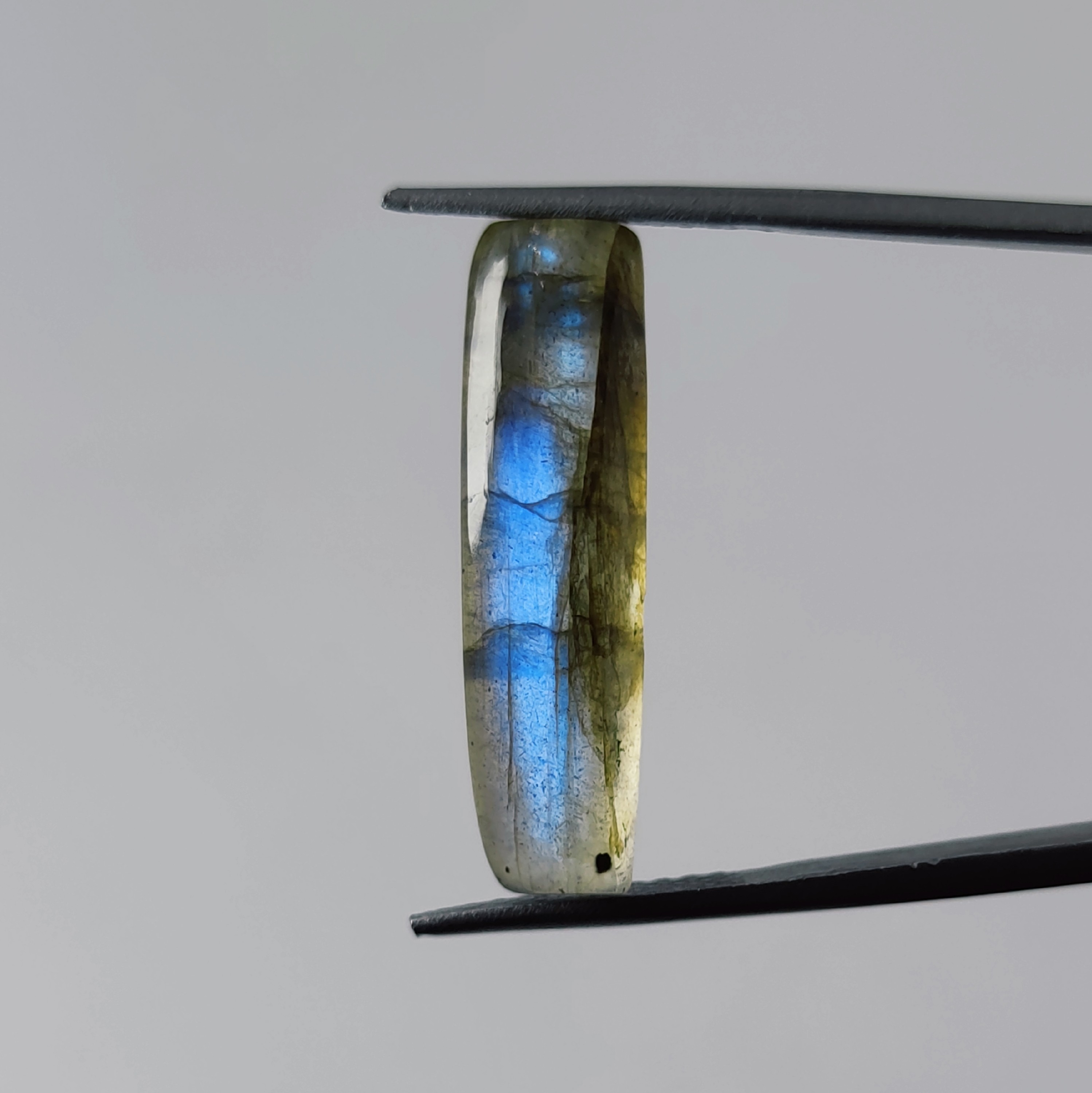 نگین لابرادوریت معدنی ماداگاسکار (تلألو آبی رنگ) 