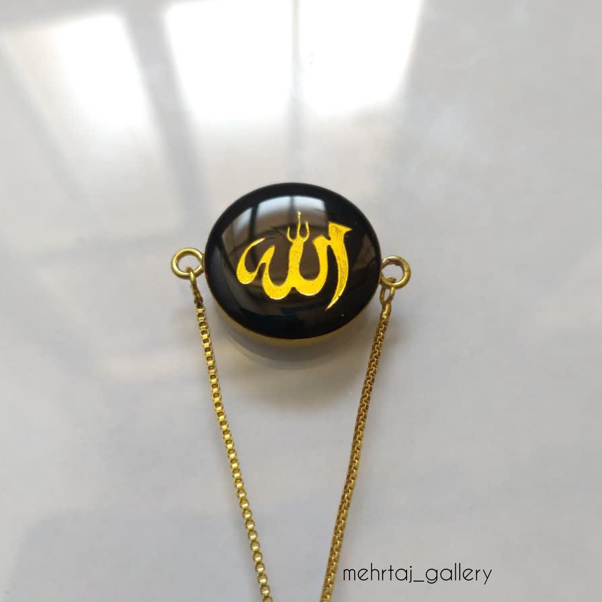 دستبند رزینی طرح الله با قاب طلایی و زنجیر آسانسوری 