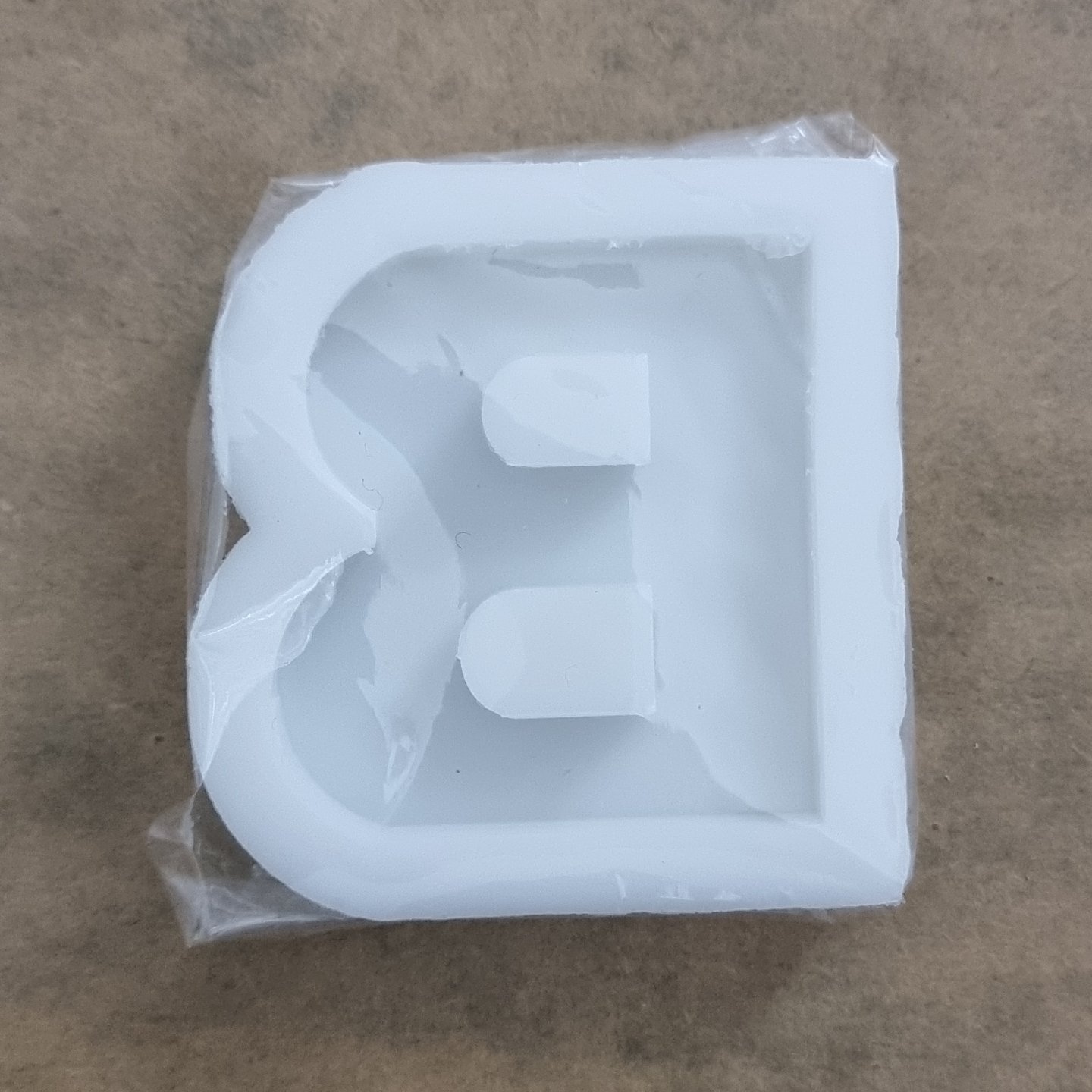 قالب سیلیکونی حرف B سایز 4سانتی و ضخامت نیم سانتی متری