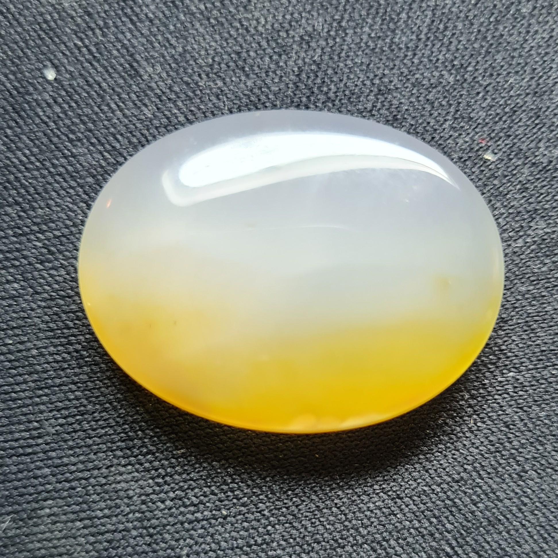 نگین عقیق دورنگ. مشخصات. طول 3 سانتی متر. عرض 2.3 سانتی متر. ارتفاع 0.6 سانتی متر.