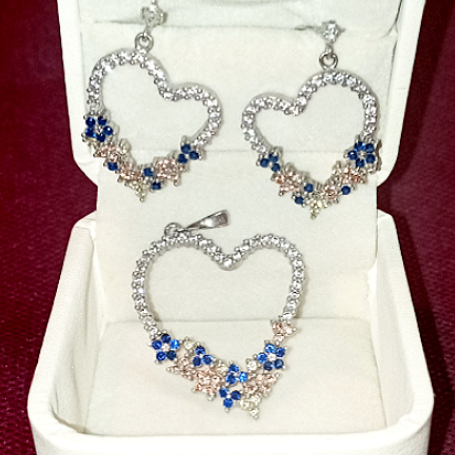 نیم ست نقره زنانه طرح قلب نگین دار  با عیار 925 با ارائه فاکتور رسمی  موجود در دو رنگ زرد و سفید