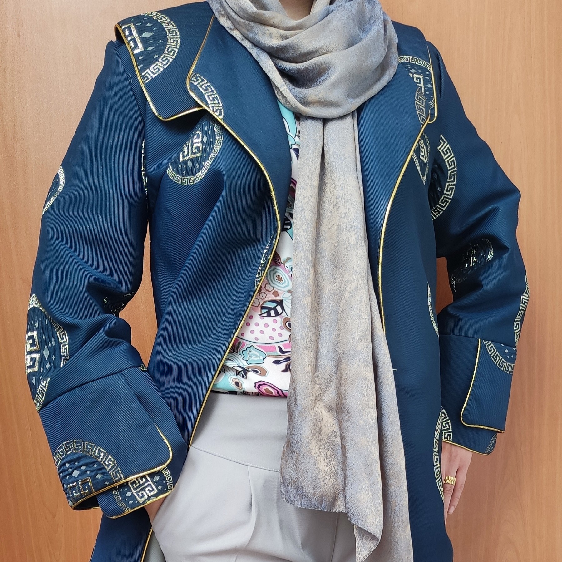 مانتو ژاکارد طلاکوب با مغزی دوزی طلایی کد 123
