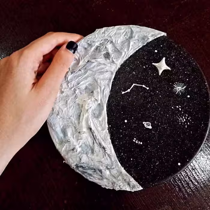 دیوارکوب سفالی طرح آسمان شب و ماه برجسته گالری ماه آسمانی 