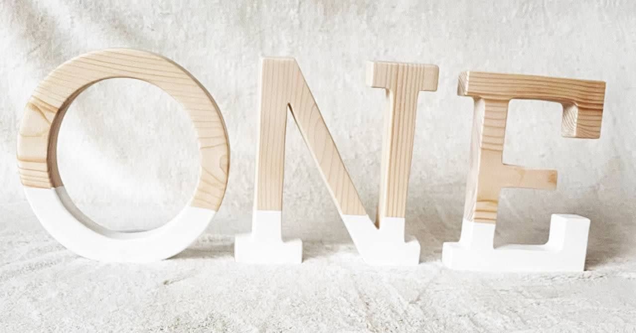 حروف چوبی وان جنس چوب روس با رنگ سفید ارتفاع 17 سانتیمتر