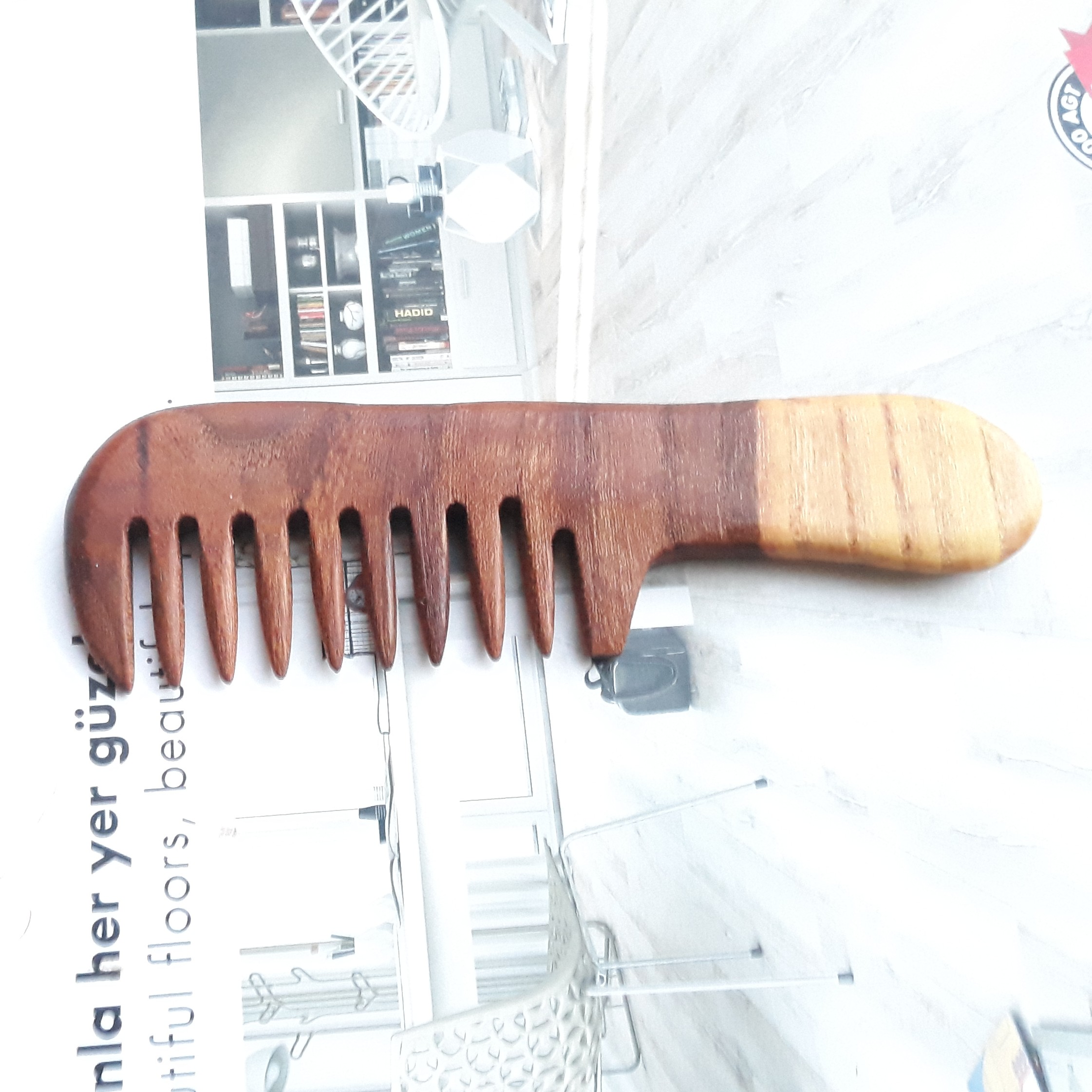 شانه چوبی دسته دار دندانه درشت از جنس چوب نارون یک تیکه دسته دار قطر 0.8 تا 0.9 سانت دستساز چوبکده بید سفید
