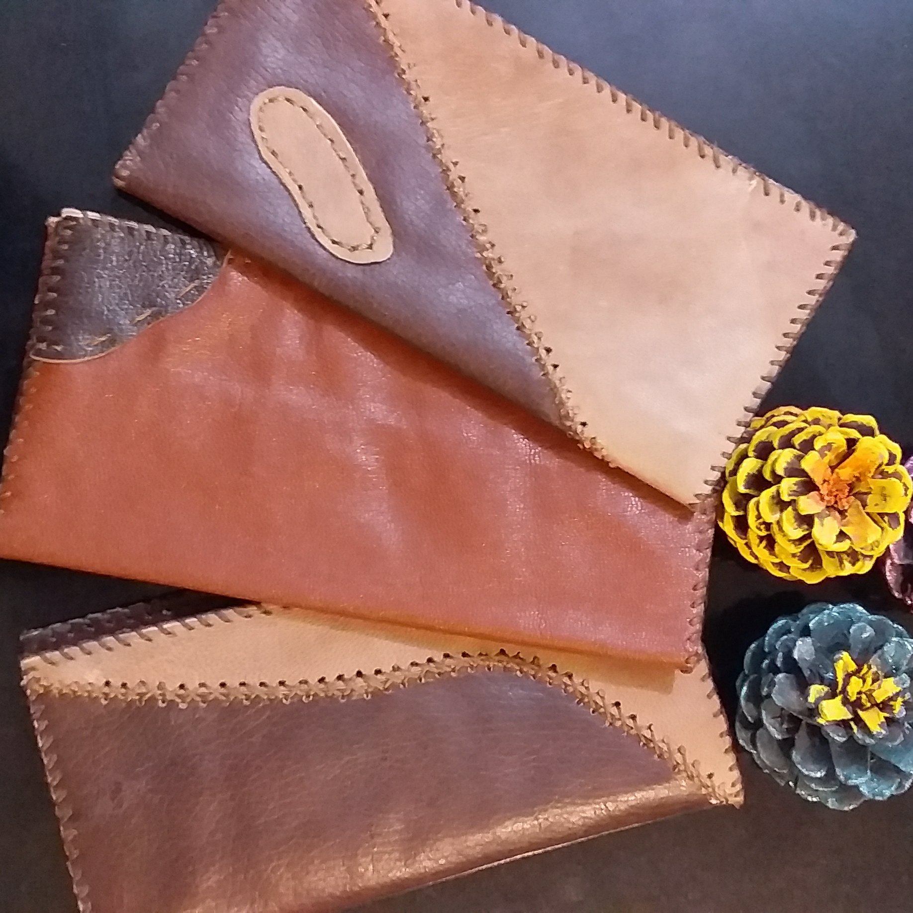 کیف چرم دست دوز 
وزن 100
چرم گوسفندی
جاکارت 
جا اسکناس
جا سکه و عکس
در سه طرح و رنگ متفاوت 
دو تکه 
20در20