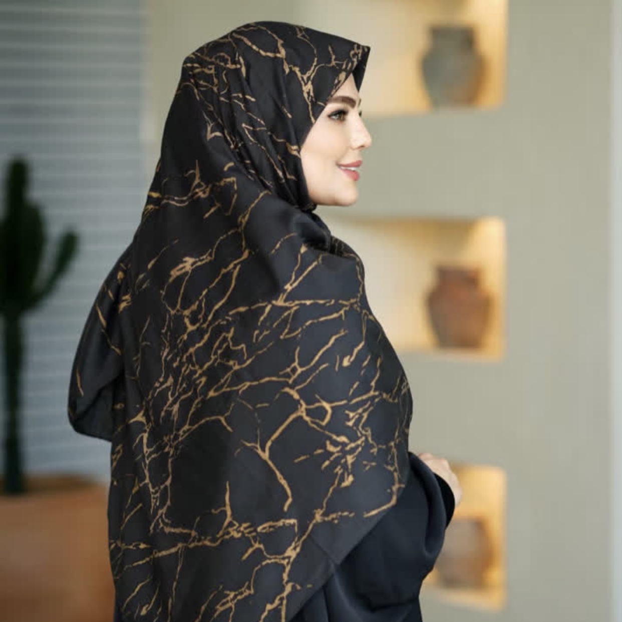 روسری نخ ترک مشکی طلایی شیک طرحدار قواره 135 