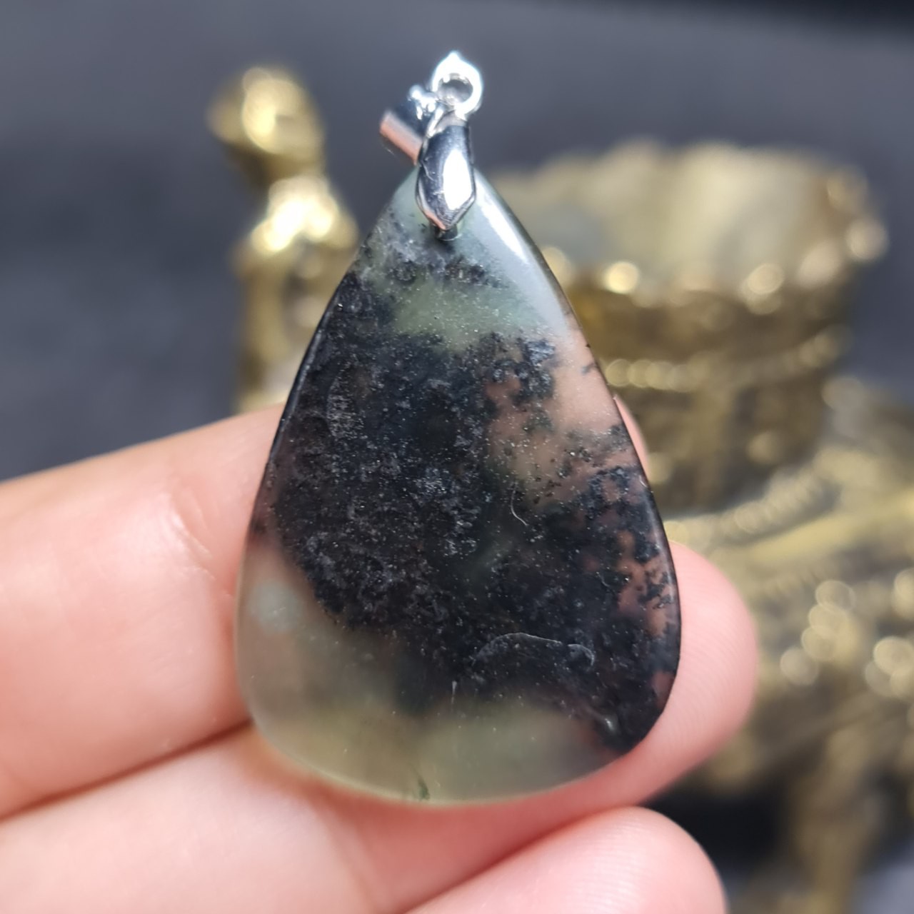  گردن آویز درشت و زیبای سنگ معدنی یشم زغالدار نفریت کشور کانادا
کد 28495
