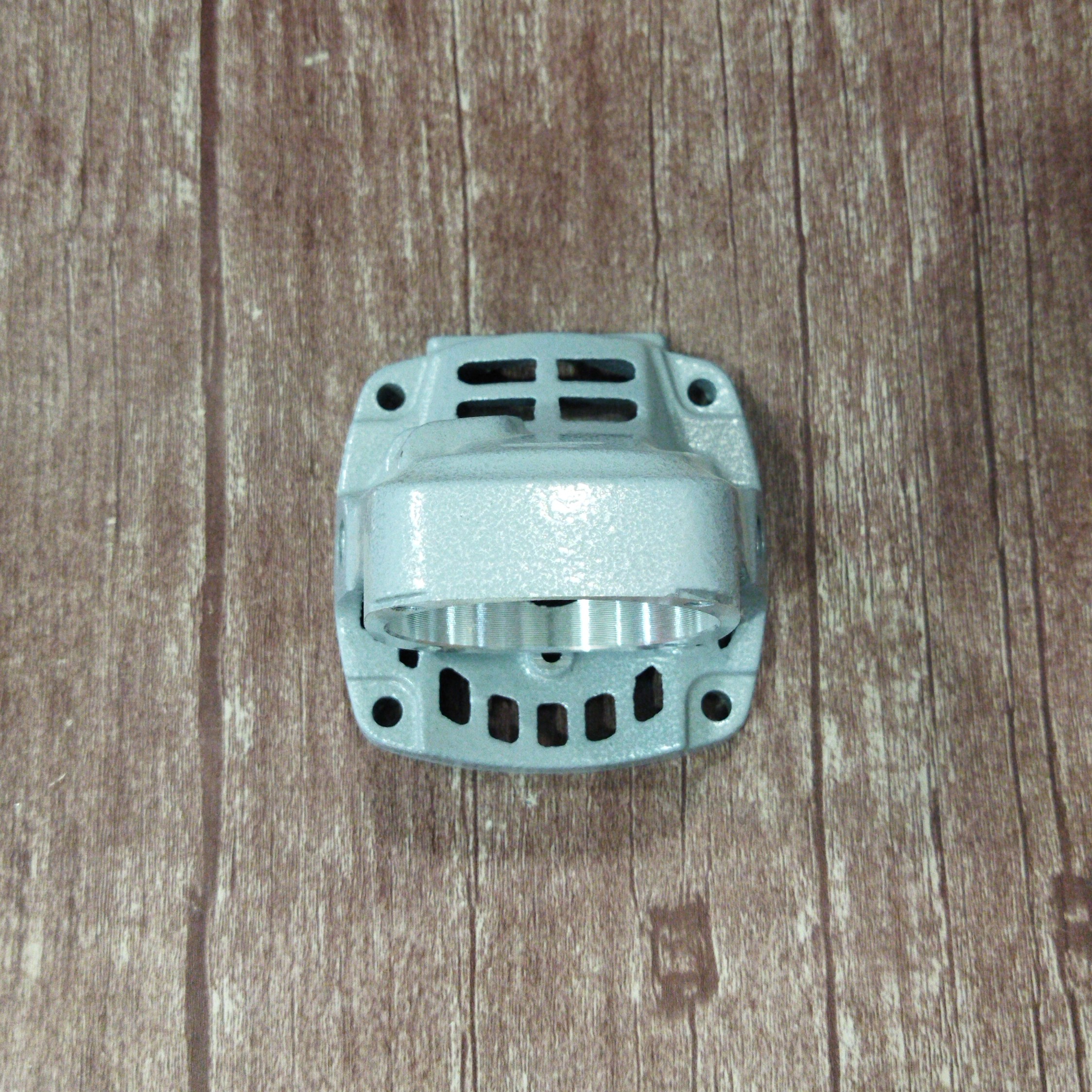 پوسته گیربکس مینی فرز رونیکس مدل 3130 رنگ نقره ای وزن 112 گرم طول 6.5 سانتی متر 