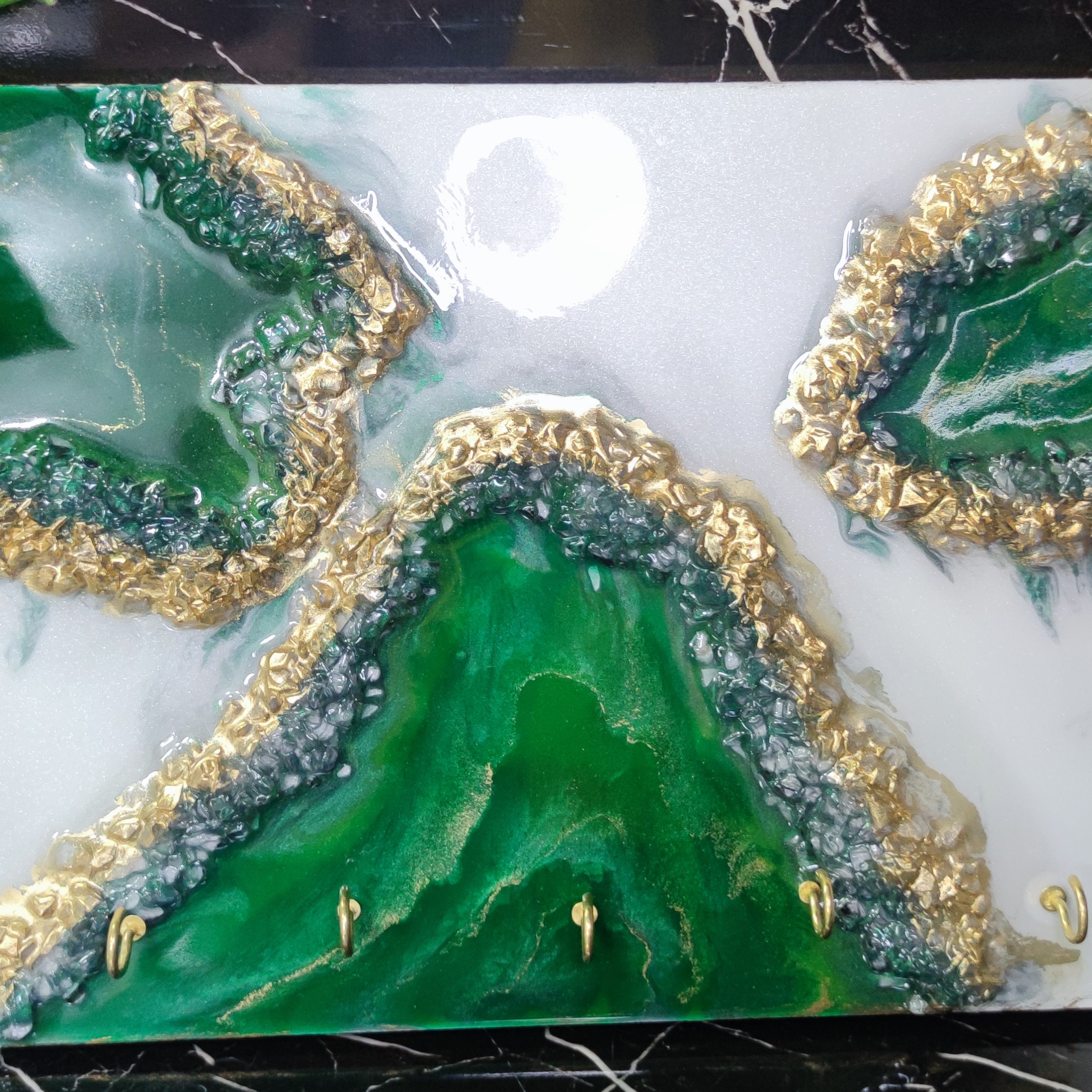 جاکلیدی دیوار کوب ام دی اف رزینی،ترکیب رنگ سفید،سبز تیره،طلایی