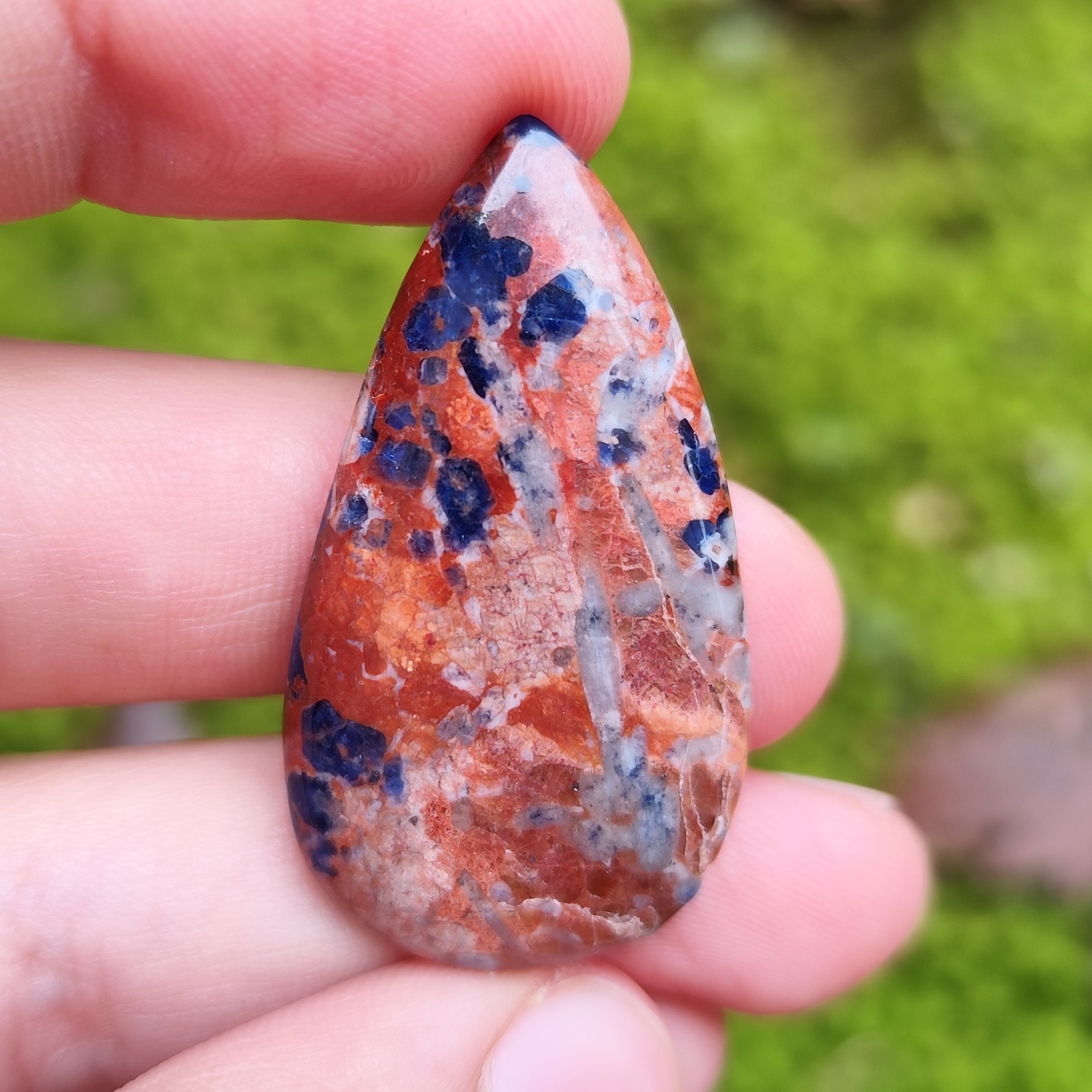 نگین سنگ سودالیت آبی قرمز کد 639