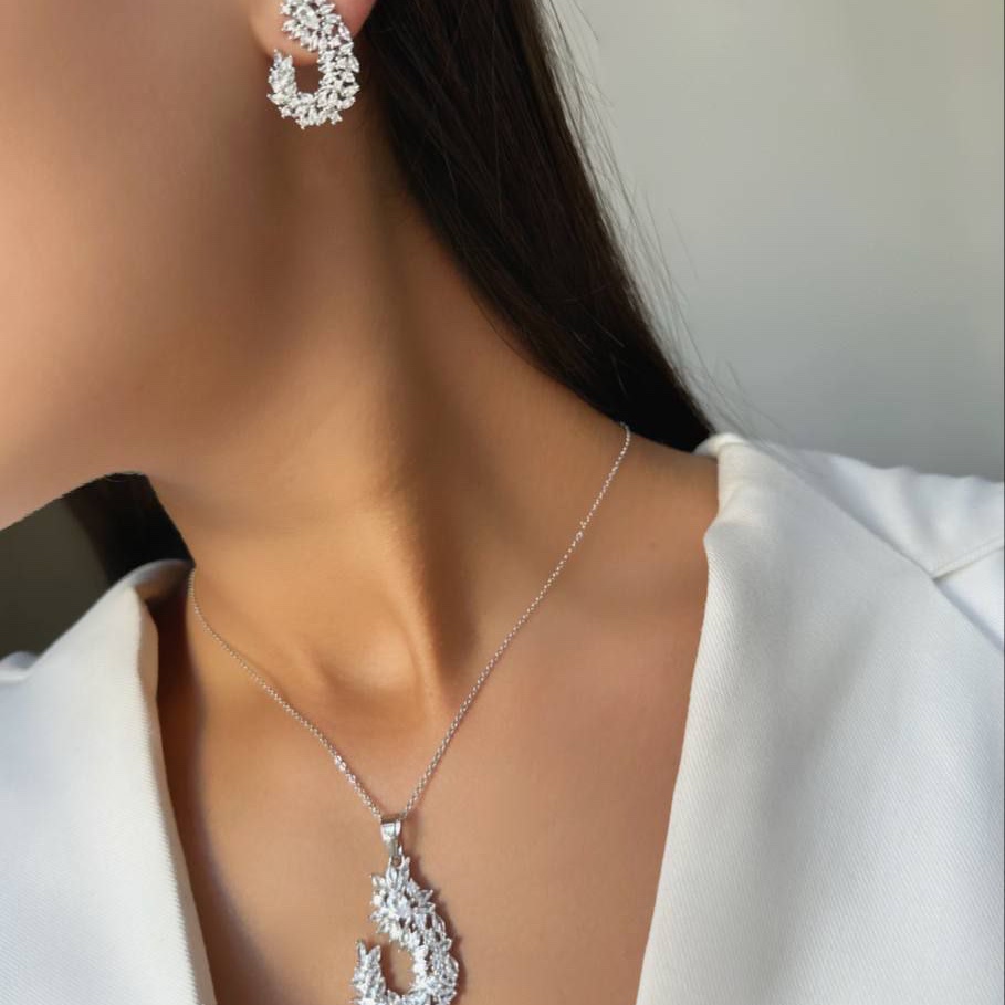 ارسال رایگان نیم ست لوکس طرح جواهر دارای گوشواره و مدال