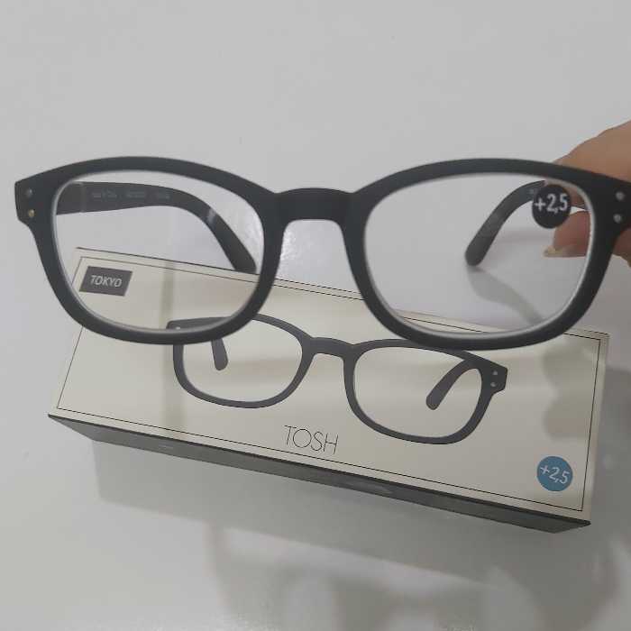 عینک طبی مطالعه و کتابخوانی وارداتی و اصل شماره دو  و نیم رنگ مشکی ، برای مطالعه کتاب 