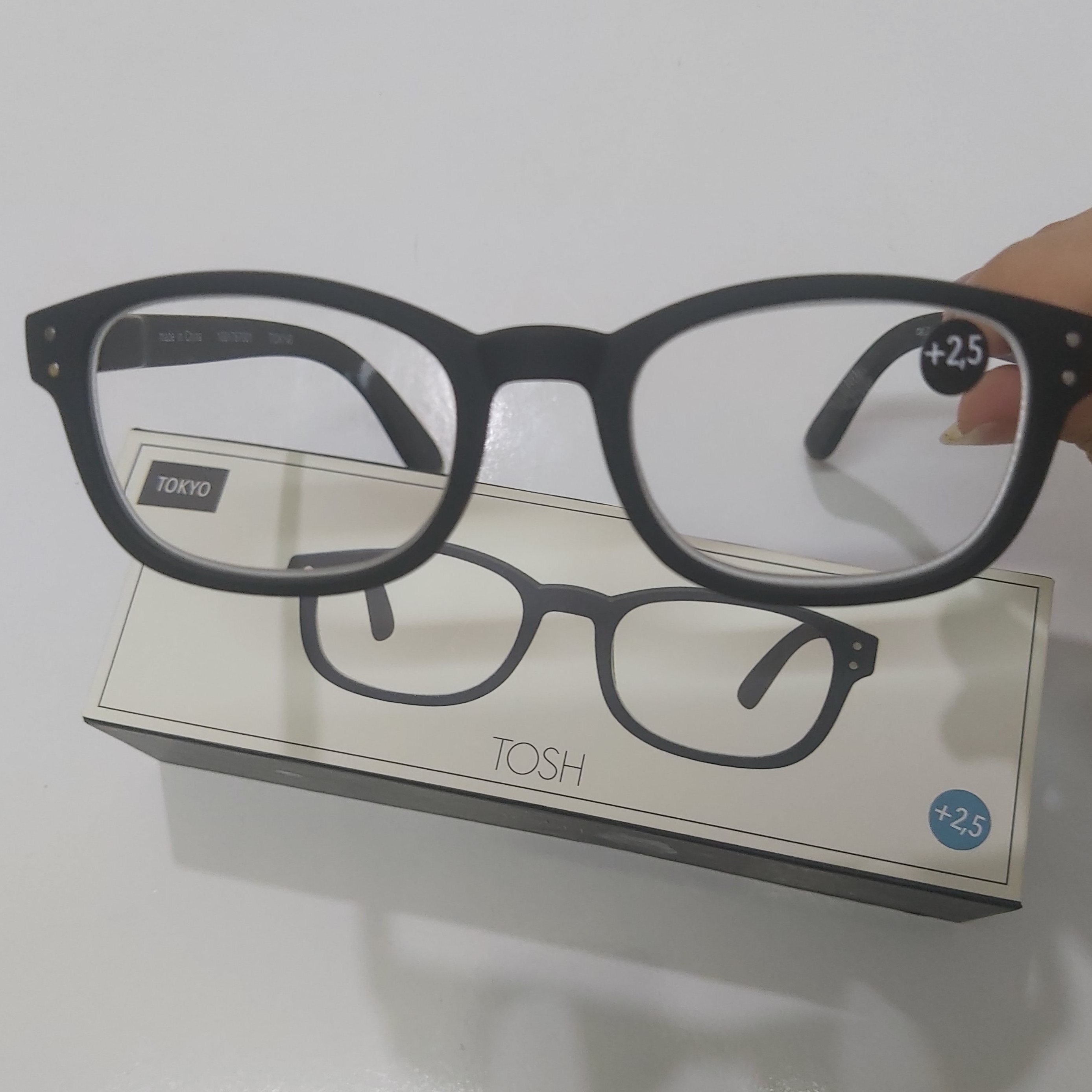 عینک طبی مطالعه و کتابخوانی وارداتی و اصل شماره دو  و نیم رنگ مشکی ، برای مطالعه کتاب 