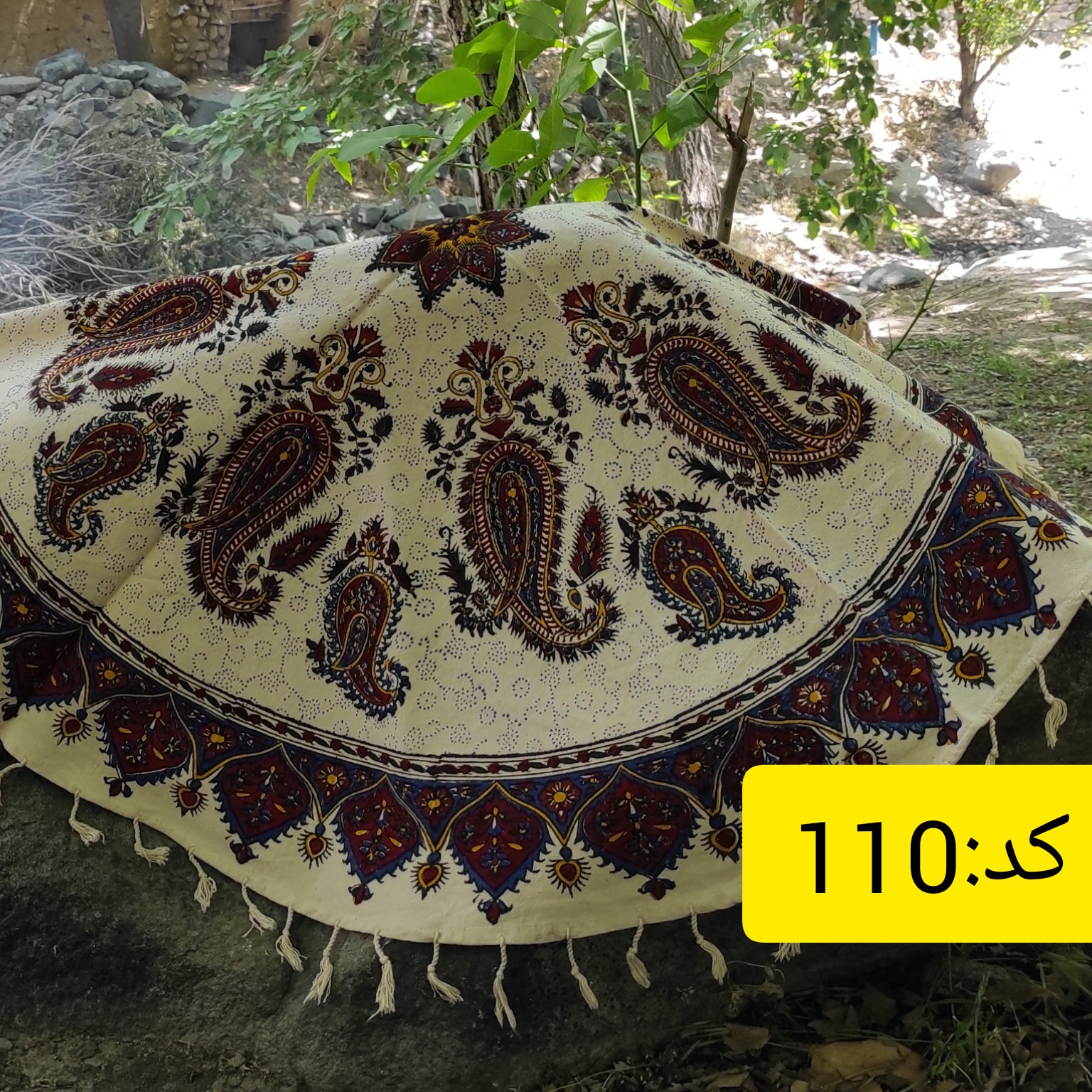 کد 110 رومیزی  و جلو مبلی قلمکار درجه یک طرح گل و بته گندمی ریز  رنگ قرمز کلاسیک قطر یک در یک 184000تومان