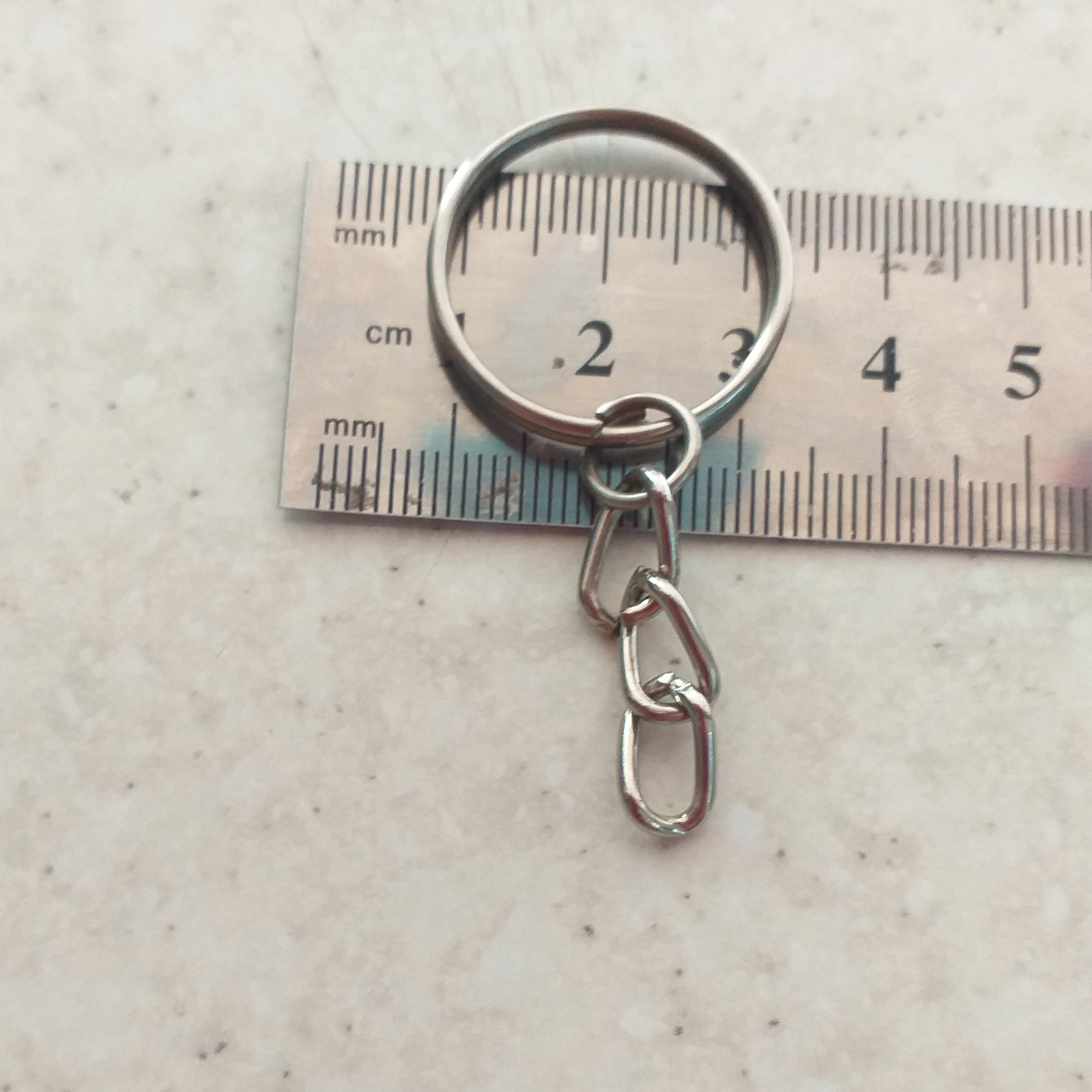 حلقه اویز جاکلید نقره ای با زنجیر