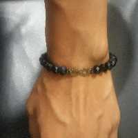 دستبند دستساز نخی گره بافت ترکیب مروارید تراشه براق و پلاک برنز بینهایت. اسپرت دخترونه و پسرونه