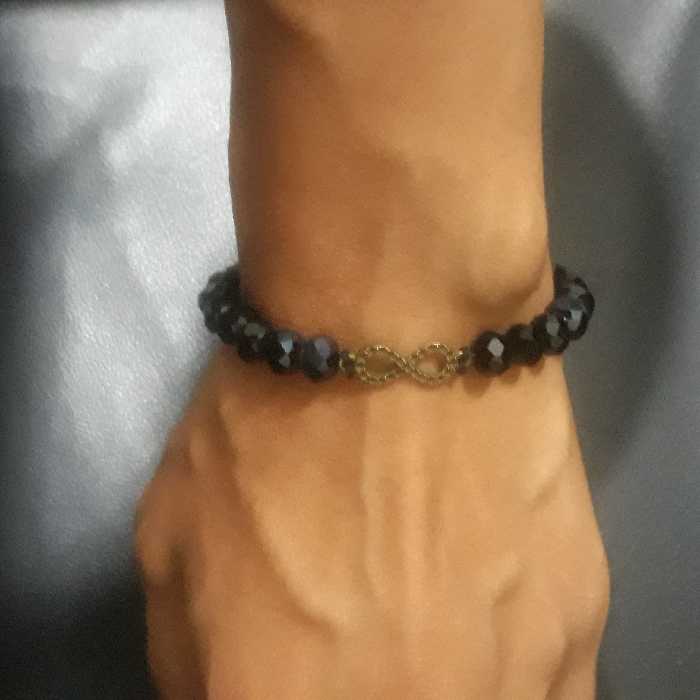 دستبند دستساز نخی گره بافت ترکیب مروارید تراشه براق و پلاک برنز بینهایت. اسپرت دخترونه و پسرونه