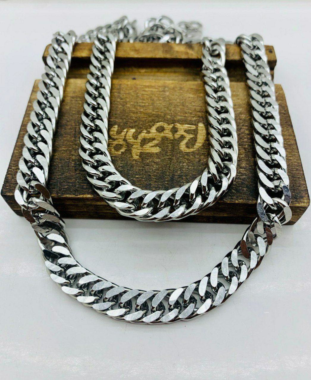 ست گردنبند و دستبند کارتیر ضخیم.