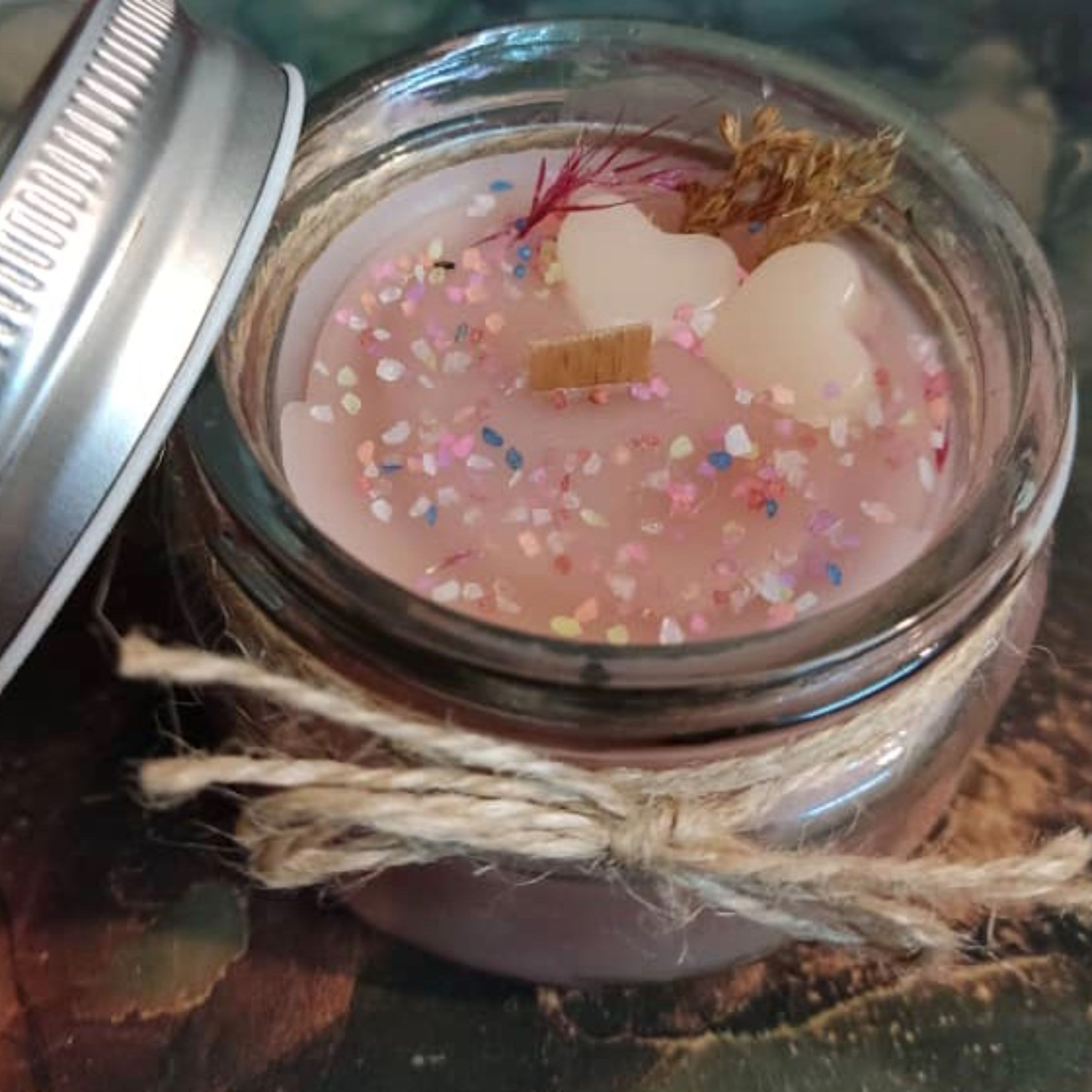 شمع شیشه ای فیتیله چوبی در دار-شرابی متالیک روشن