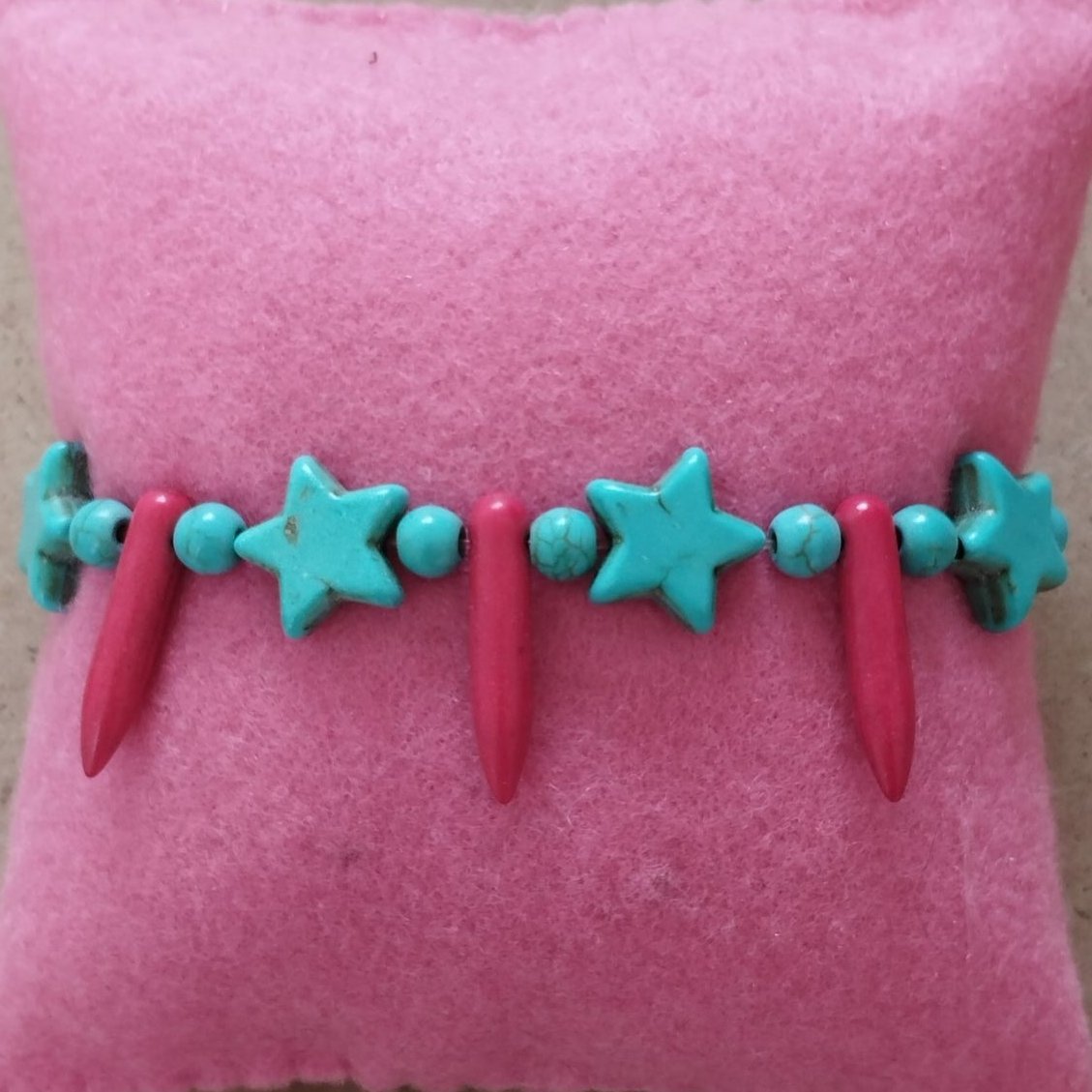 دستبند با سنگ فیروزه و سنگ سرخ با و قفل طوطی و زنجیر استیل رنگ ثابت. قابل ساخت به اندازه دست شما