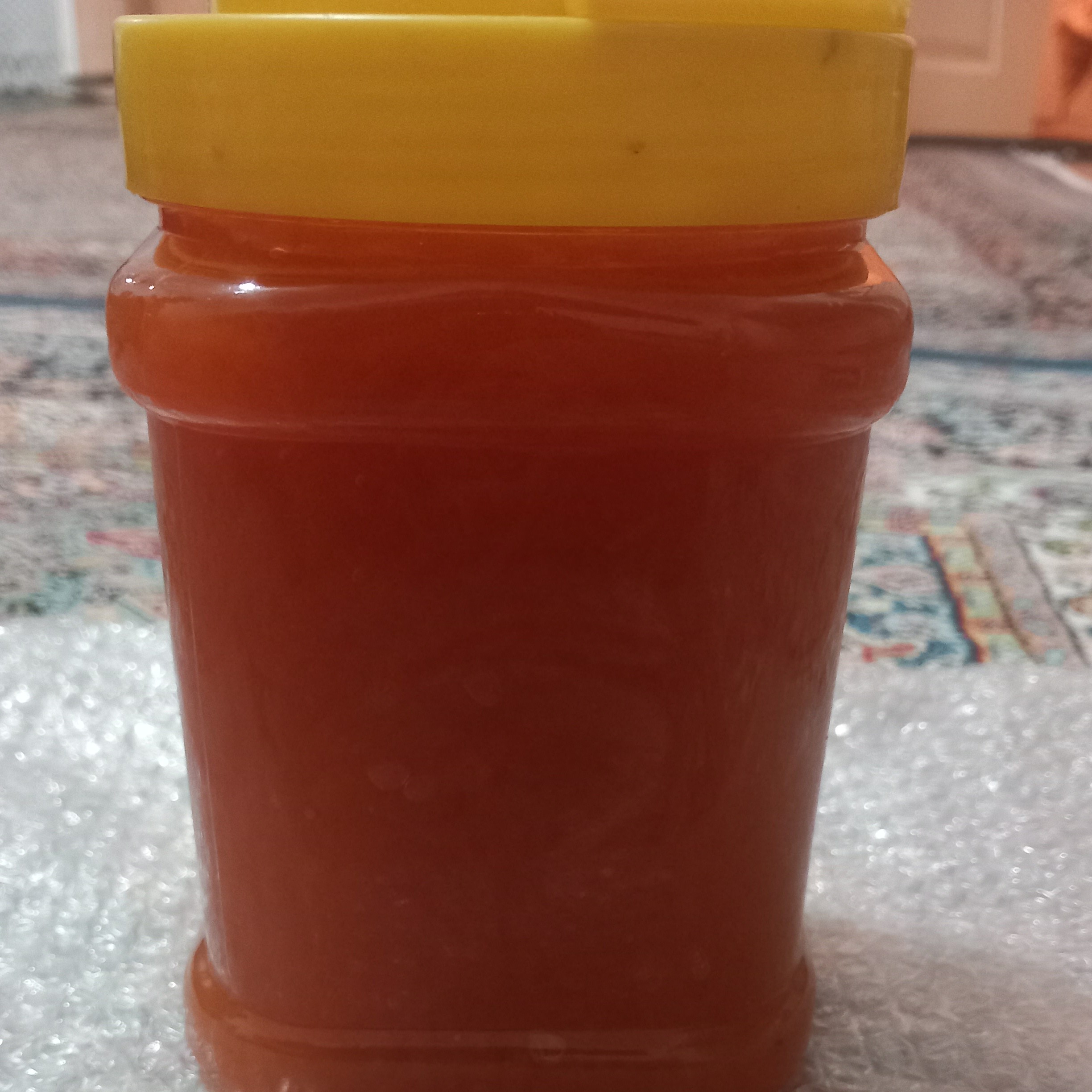 مربای خانگی خیلی تمیز و بهداشتی و خوشمزه مربای همه نوع میوه هست هر چه قدر که بخاید