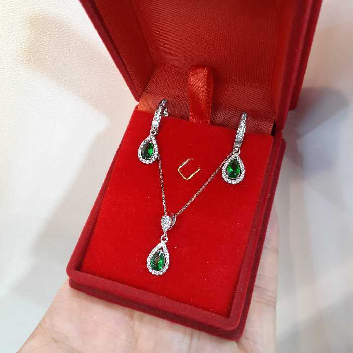 نیمست نقره جواهری نگین سبز ظریف و خاص به همراه زنجیر ونیزی ظریف به طول 45 سانتیمتر نقره با عیار 925 و آبکاری طلاسفید