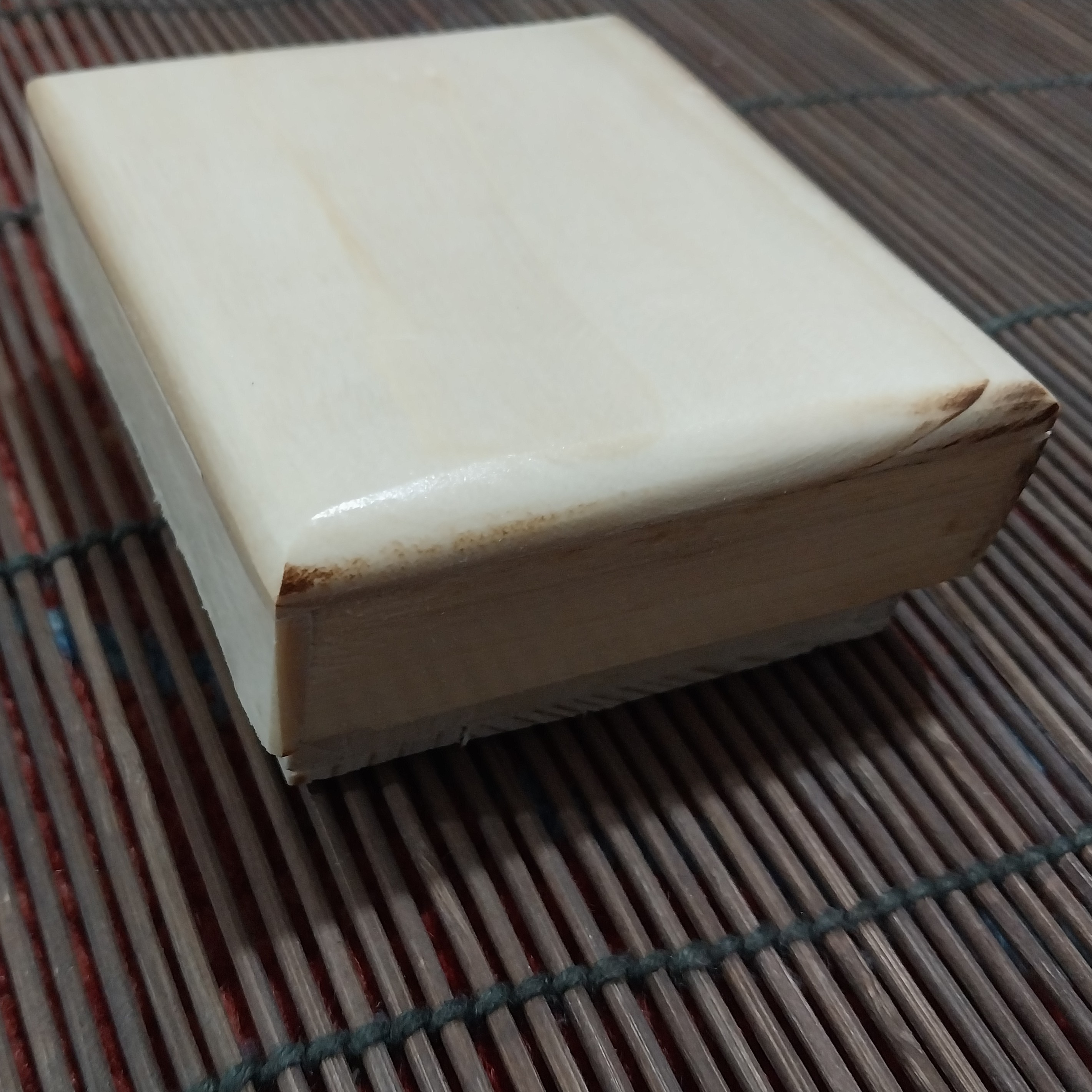 جعبه کوچک چوبی  ویژه انگشتر  و طلاجات و زیورآلات کوچک 