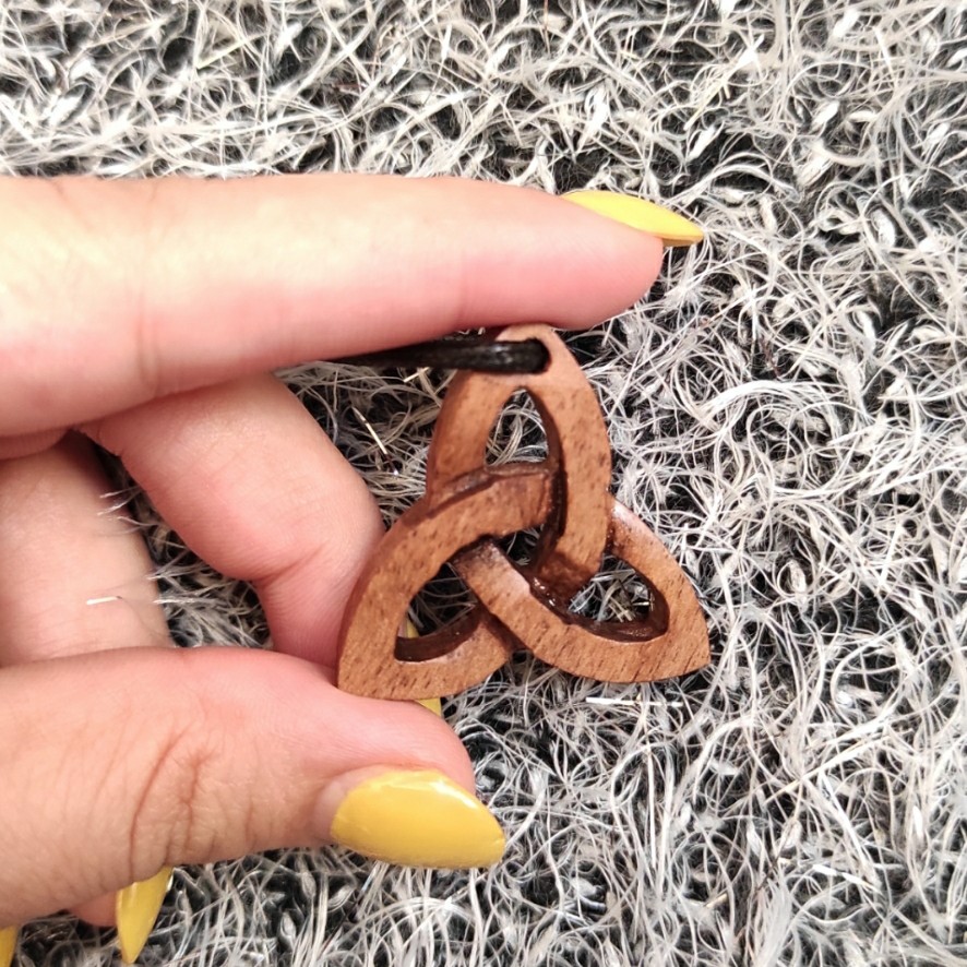 گردنبند چوبی دست ساز مثلث درهم با چوب گردو