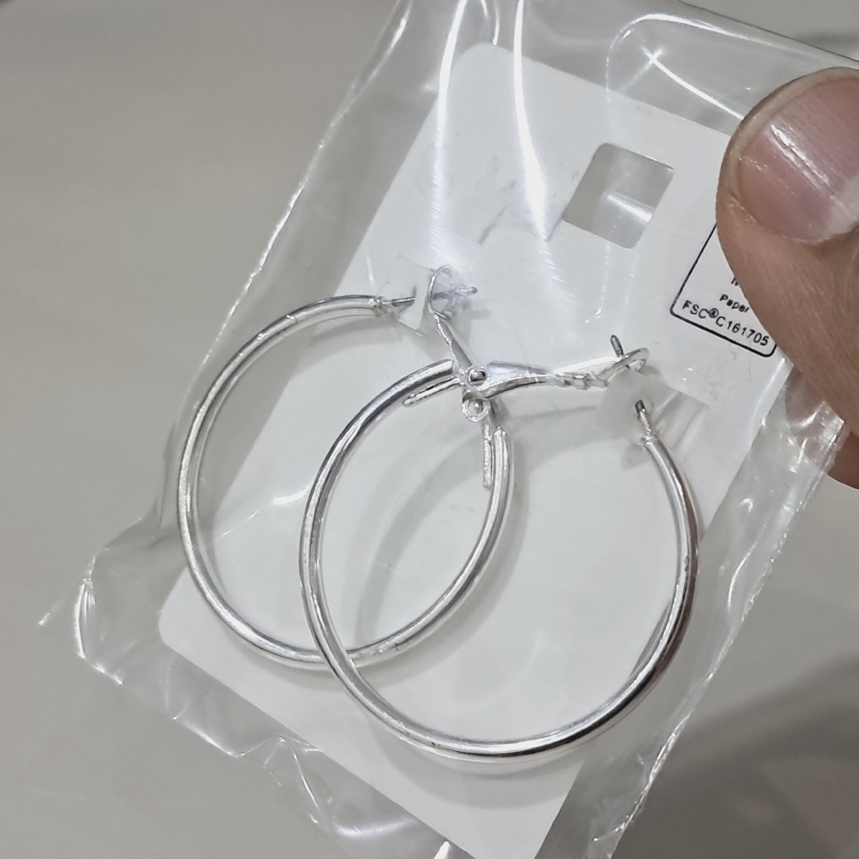 قیمت فاکتور فروش ویژه گوشواره گرد نقره ای فقط 39 تومان قیمت اختصاصی غرفه ارزانسرای بازار جواهر .بدلیجات به قیمت عمده