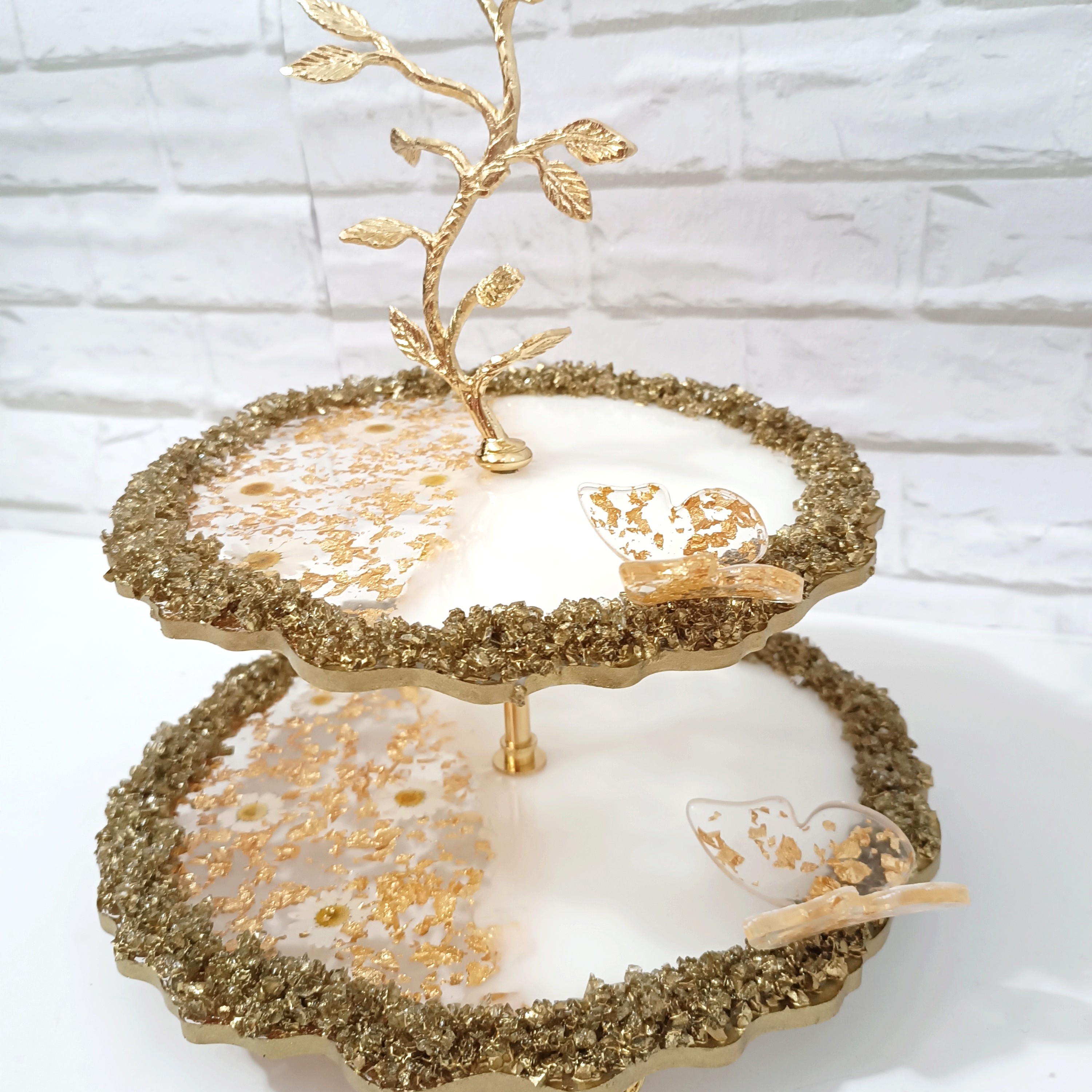 شیرینی خوری دوطبقه جدید و شیک رزینی با گل بابونه همراه با 12 عدد پیش دستی سایز 15